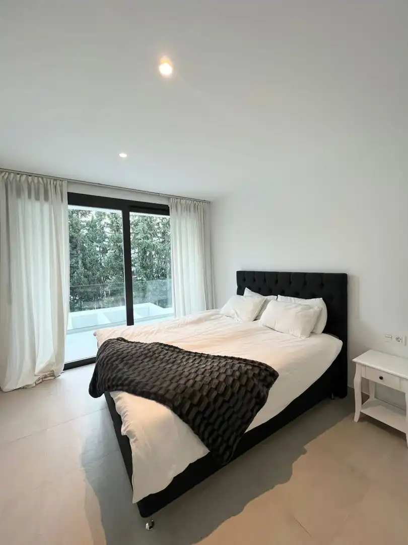 Habitación de Casa adosada de alquiler en Estepona con Jardín privado, Terraza y Trastero
