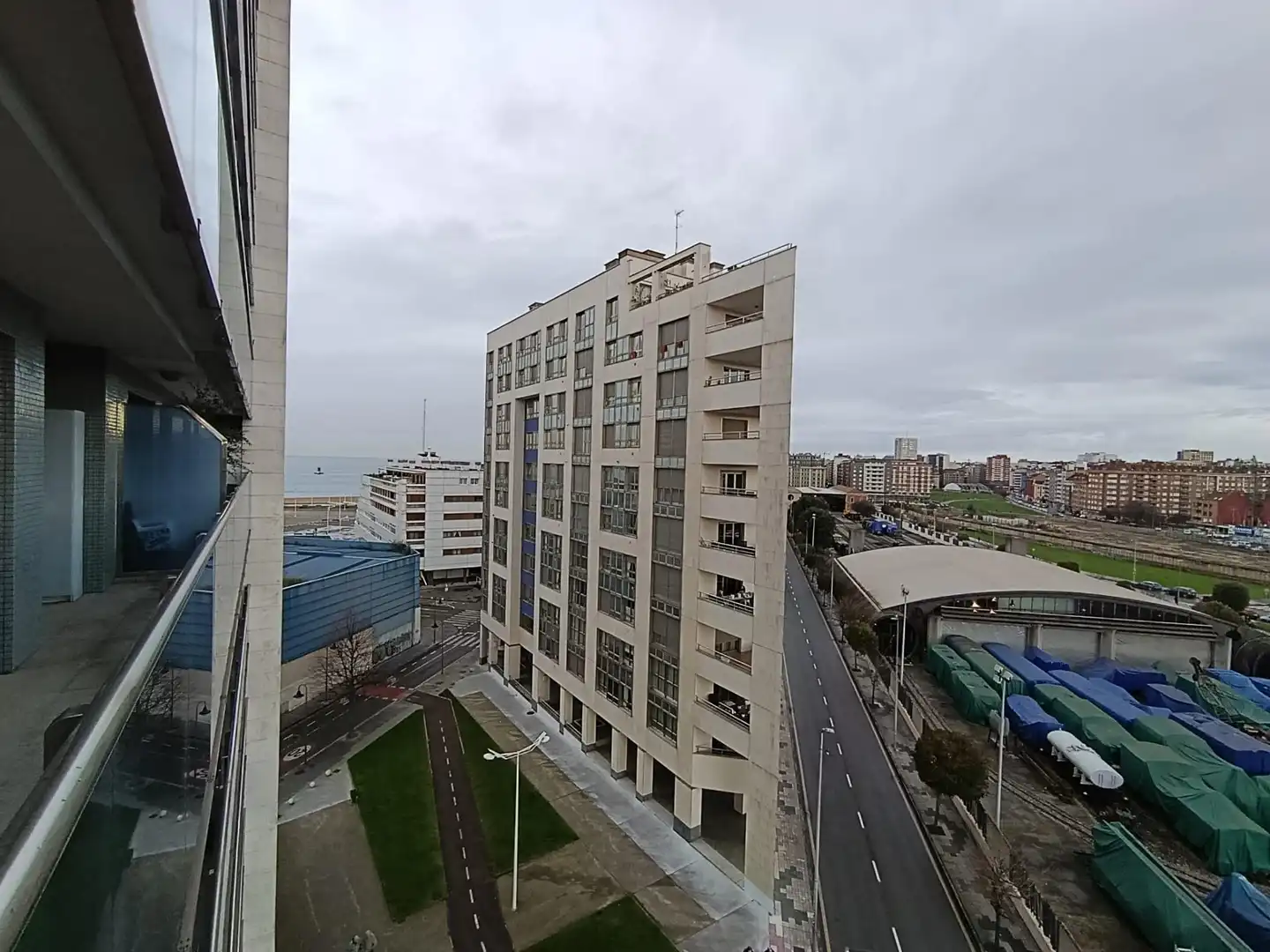 Vista exterior de Pis en venda en Gijón  amb Terrassa, Traster i Moblat