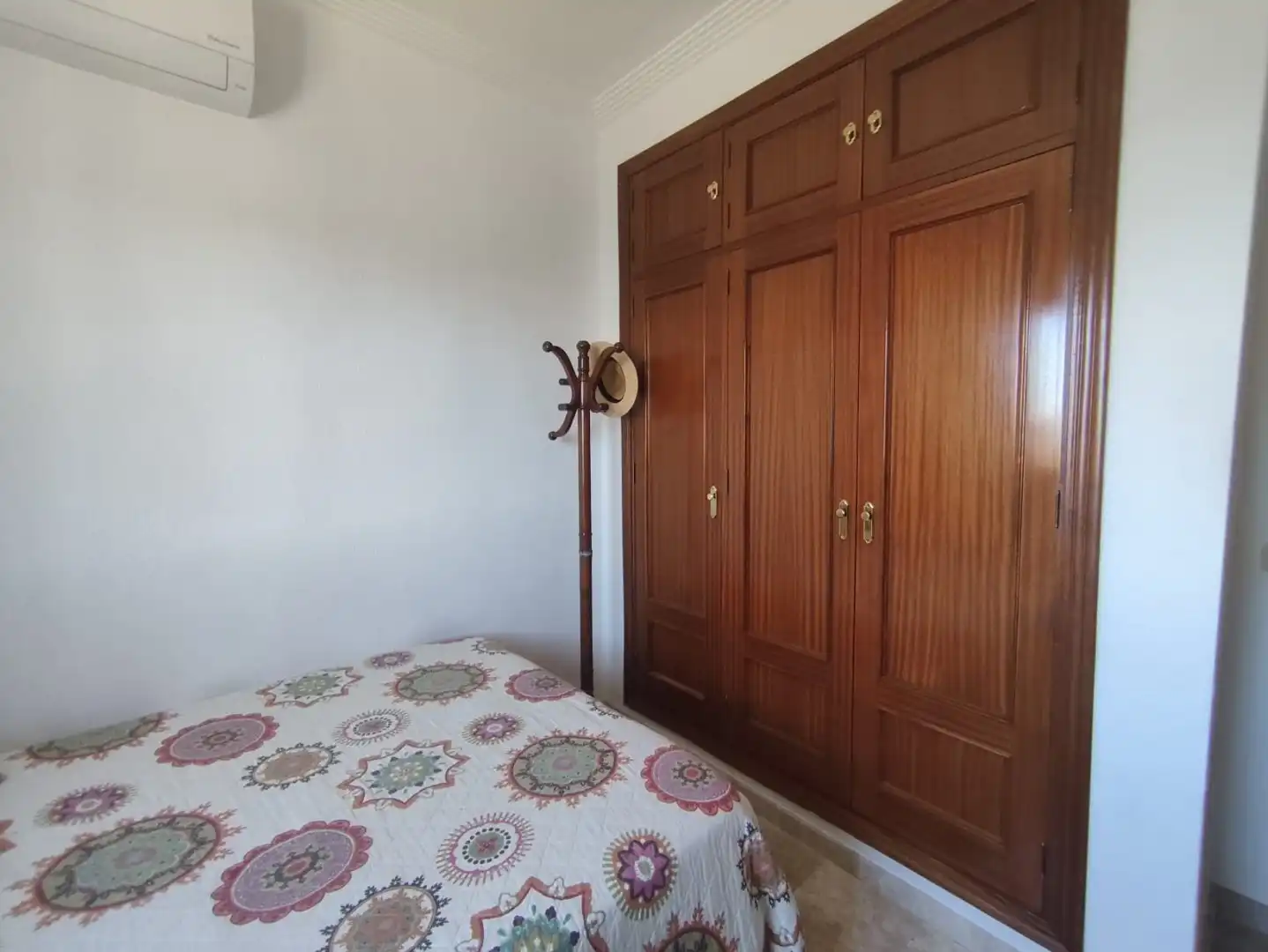 Schlafzimmer von Haus oder Chalet zum Verkauf in Gines mit Klimaanlage, Heizung und Schwimmbad