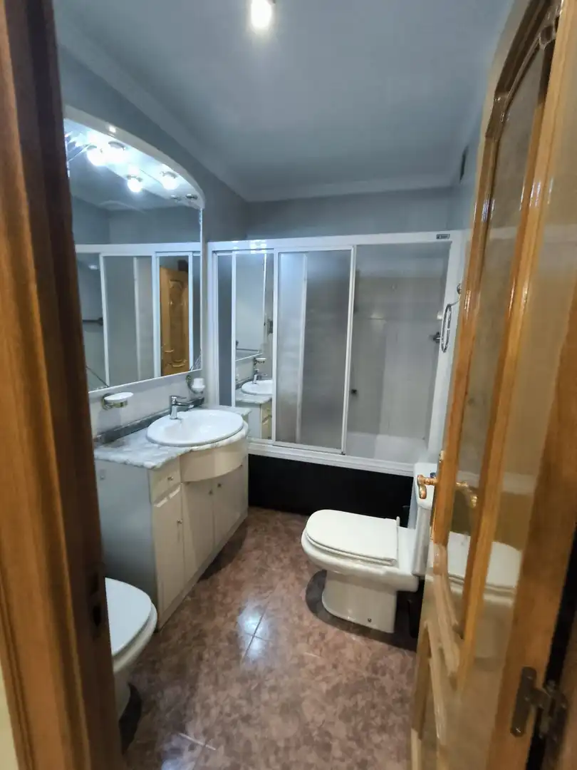 Baño de Piso en venta en Barakaldo  con Calefacción, Jardín privado y Amueblado