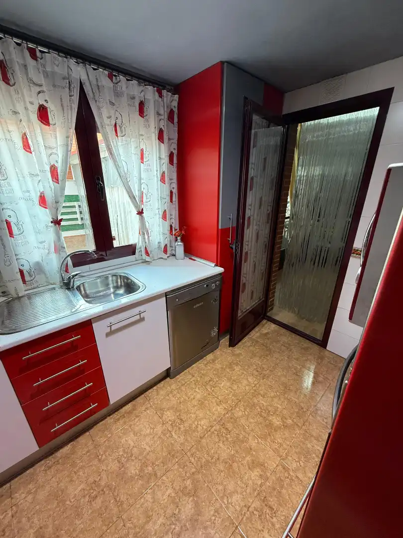 Cocina de Casa adosada en venta en Fernán Caballero con Aire acondicionado, Calefacción y Jardín privado