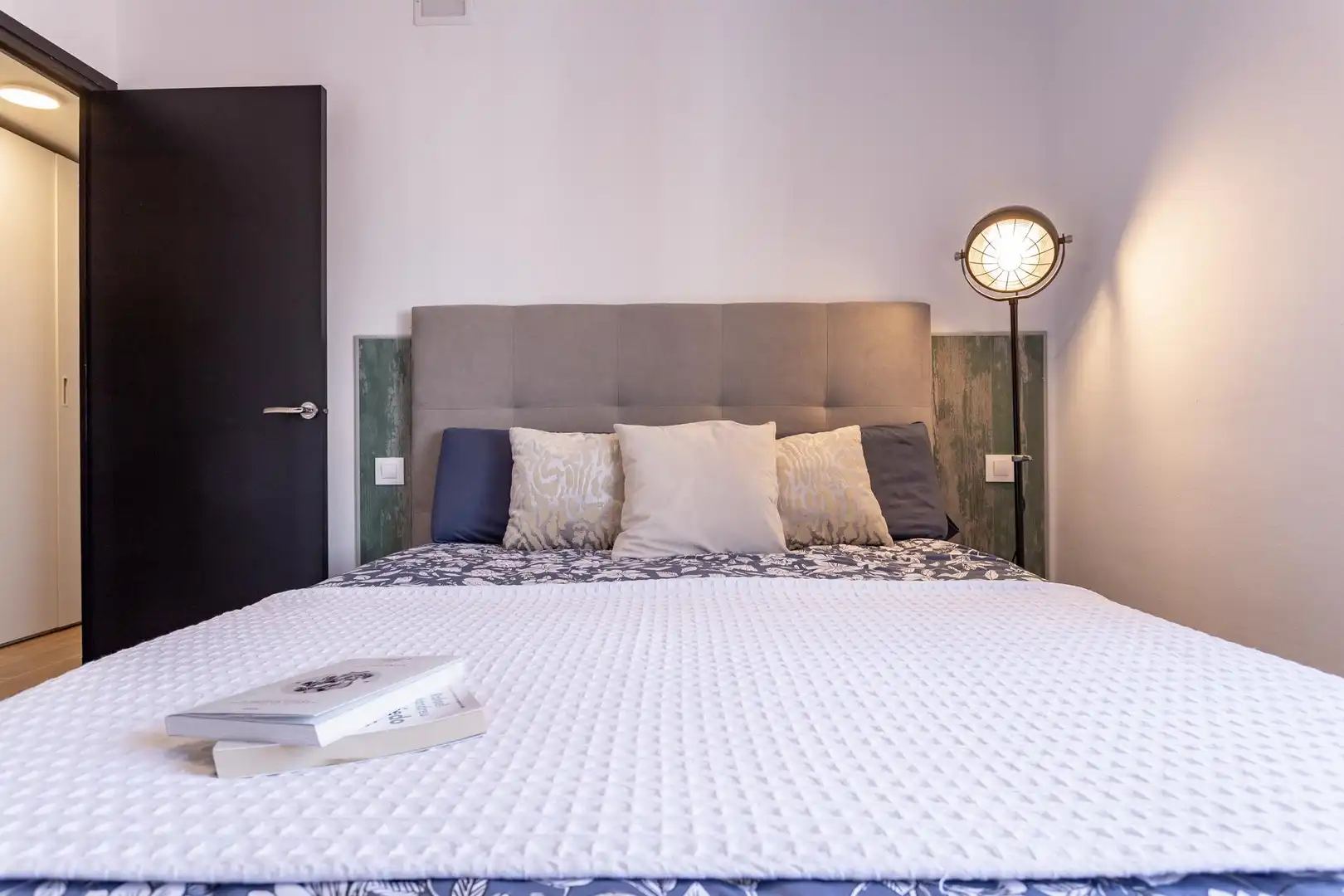 Schlafzimmer von Dachboden zum Verkauf in Vila-seca mit Terrasse und Schwimmbad