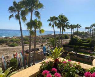 Vista exterior de Casa adosada en venda en Marbella amb Aire condicionat, Calefacció i Jardí privat