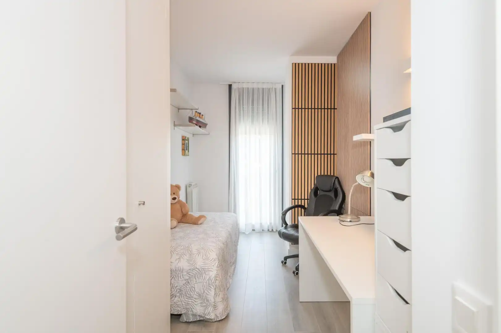Dormitori de Apartament de lloguer en Girona amb Parquet i Piscina comunitària
