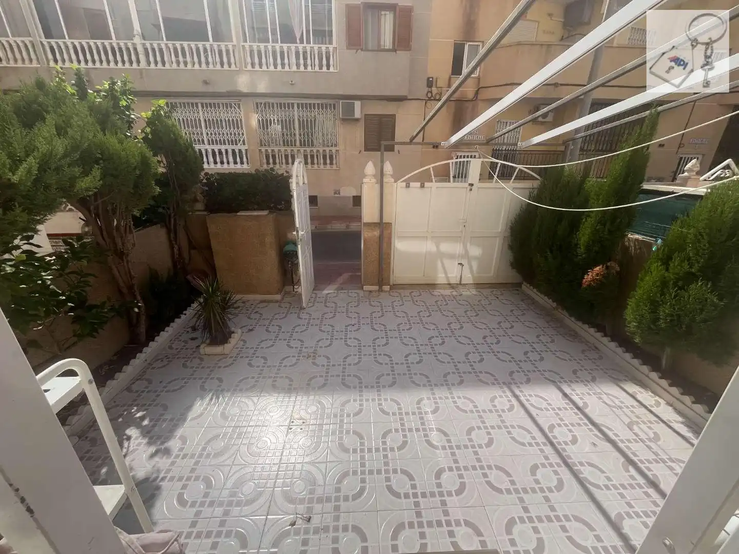 Terrasse von Wohnungen zur Miete in Torrevieja mit Terrasse, Schwimmbad und Möbliert