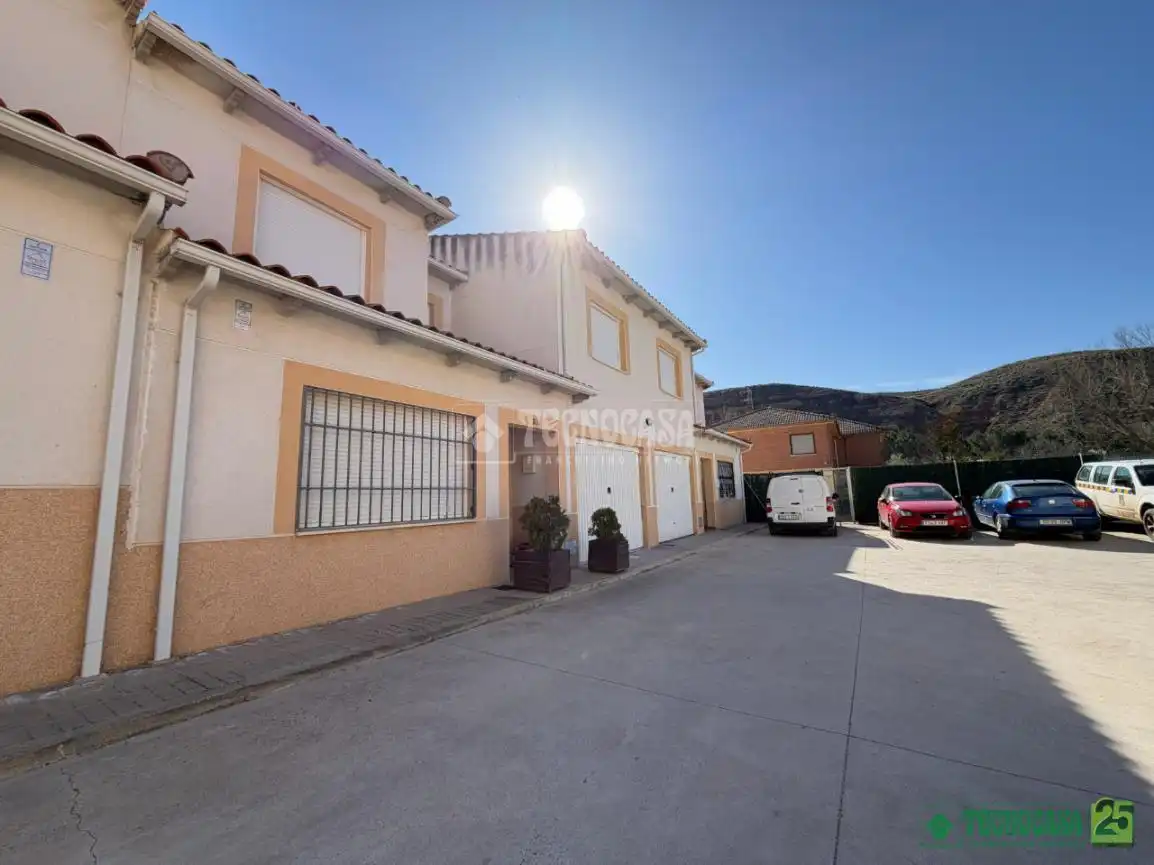 Vista exterior de Casa adosada en venda en Barajas de Melo amb Calefacció, Moblat i Piscina comunitària