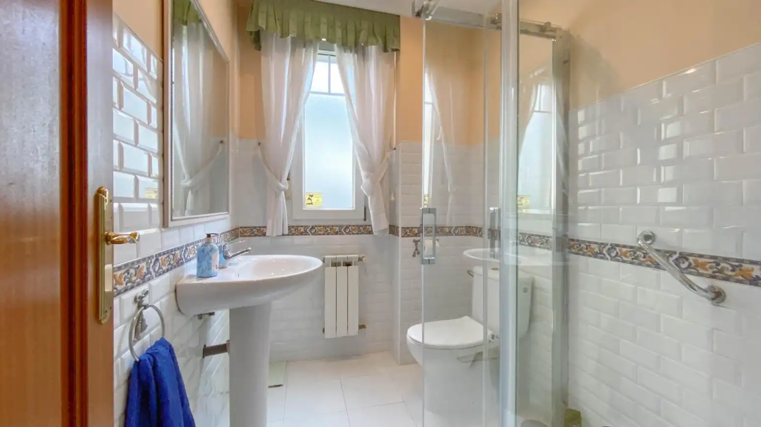 Badezimmer von Einfamilien-Reihenhaus zum Verkauf in Santa Cruz de Bezana mit Heizung, Parkett und Abstellraum