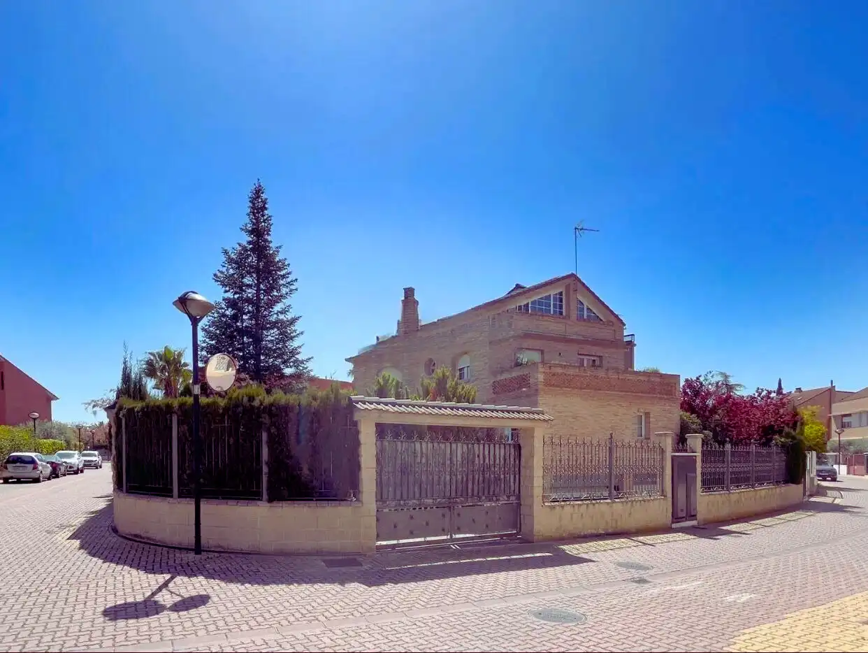 Exterior view of Houses for sale in Zaragoza  with Air Conditioner, Heating and Private garden
