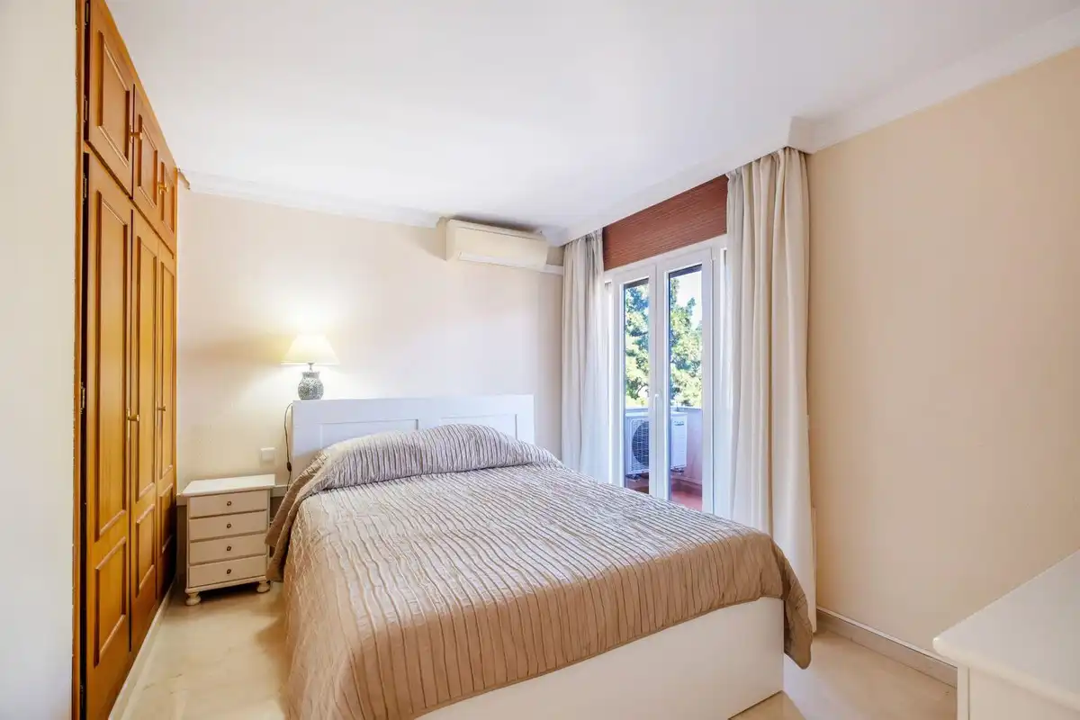 Dormitori de Apartament en venda en Marbella amb Aire condicionat, Calefacció i Jardí privat