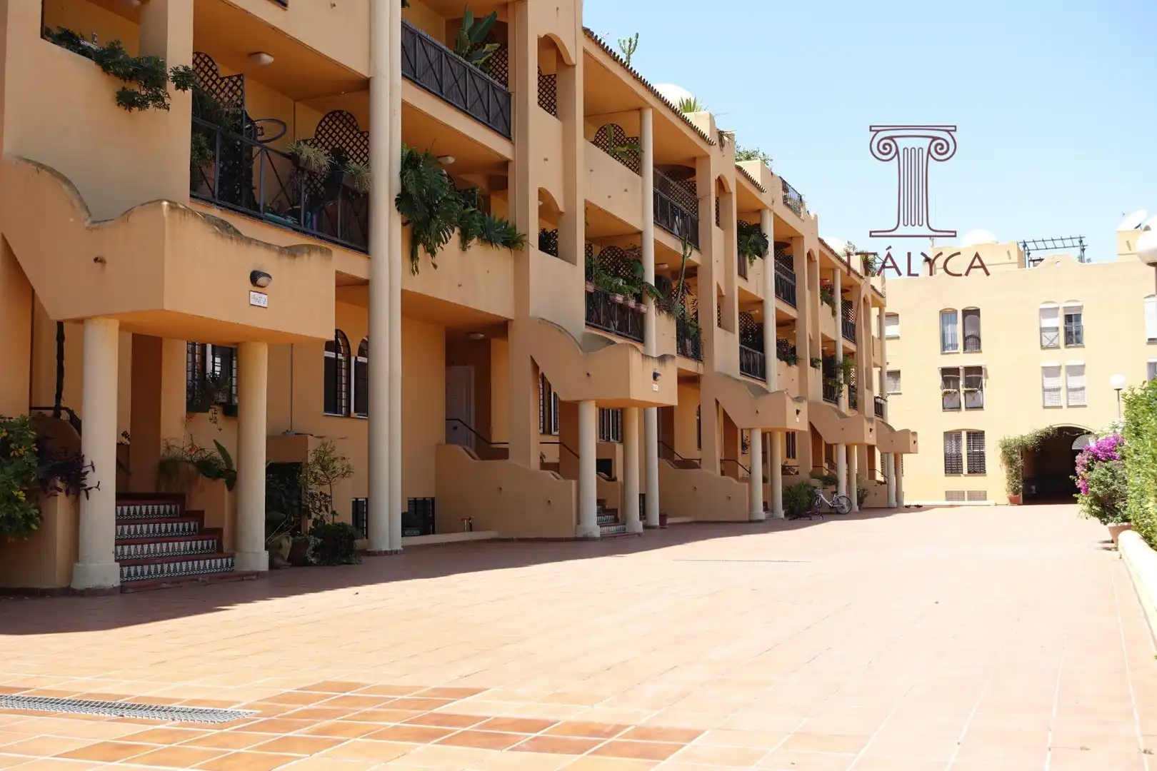 Außenansicht von Einfamilien-Reihenhaus zum Verkauf in San Juan de Aznalfarache mit Klimaanlage, Heizung und Privatgarten