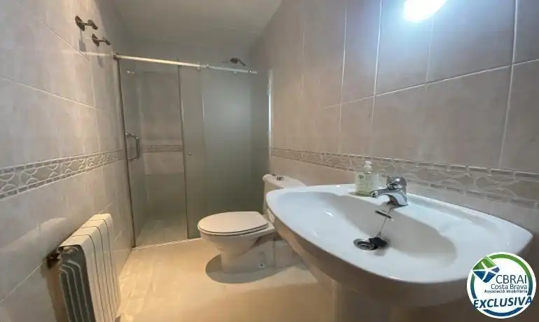 Bany de Casa o xalet en venda en Roses amb Calefacció, Jardí privat i Terrassa