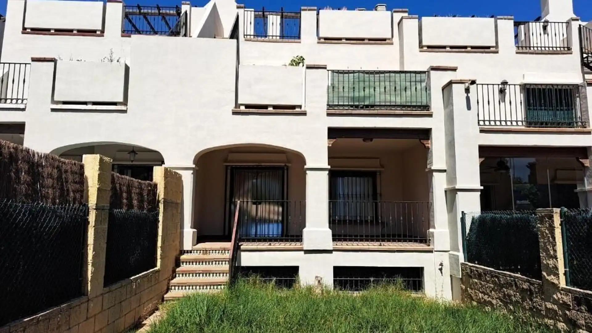 Vista exterior de Casa adosada en venta en Marbella con Terraza, Trastero y Piscina comunitaria