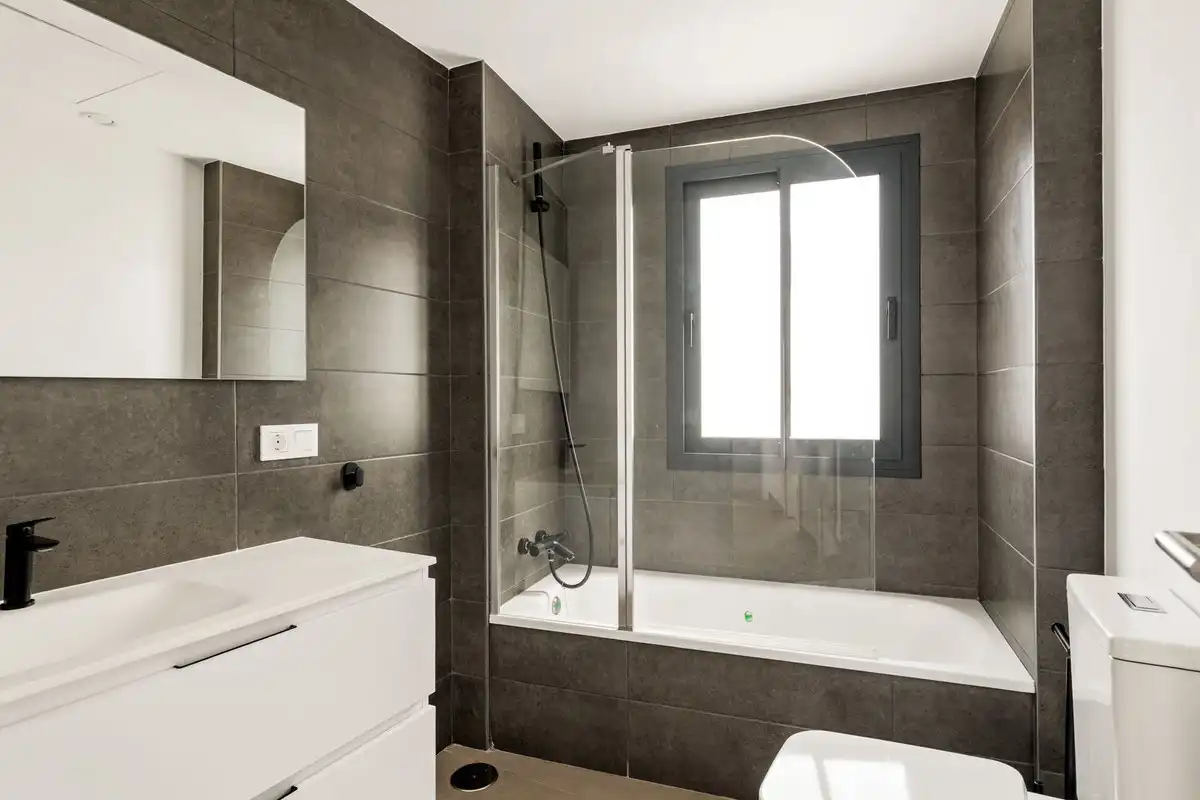 Baño de Casa adosada en venta en Estepona con Aire acondicionado, Terraza y Trastero