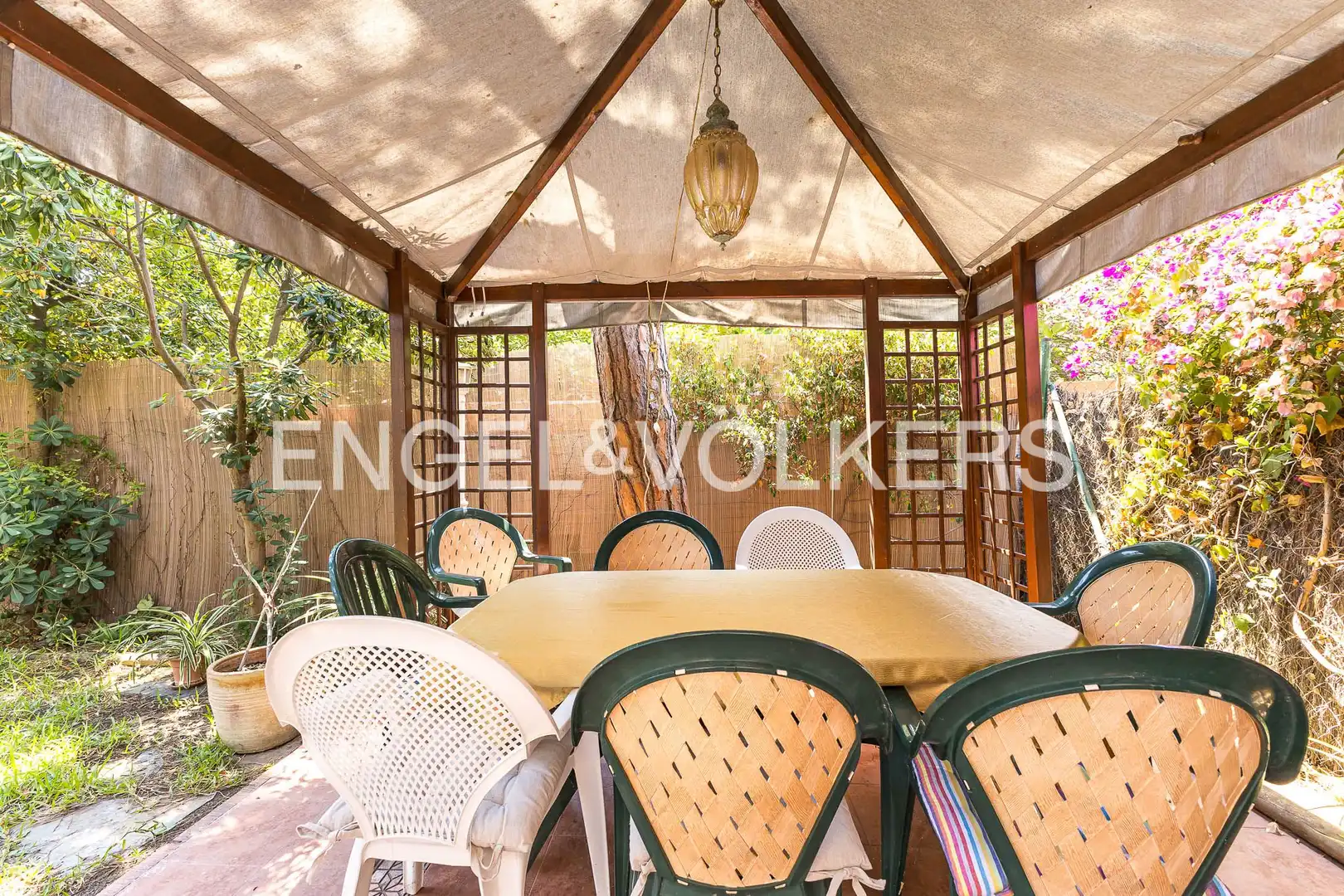 Terrasse von Einfamilien-Reihenhaus zur Miete in Castelldefels mit Klimaanlage, Heizung und Privatgarten