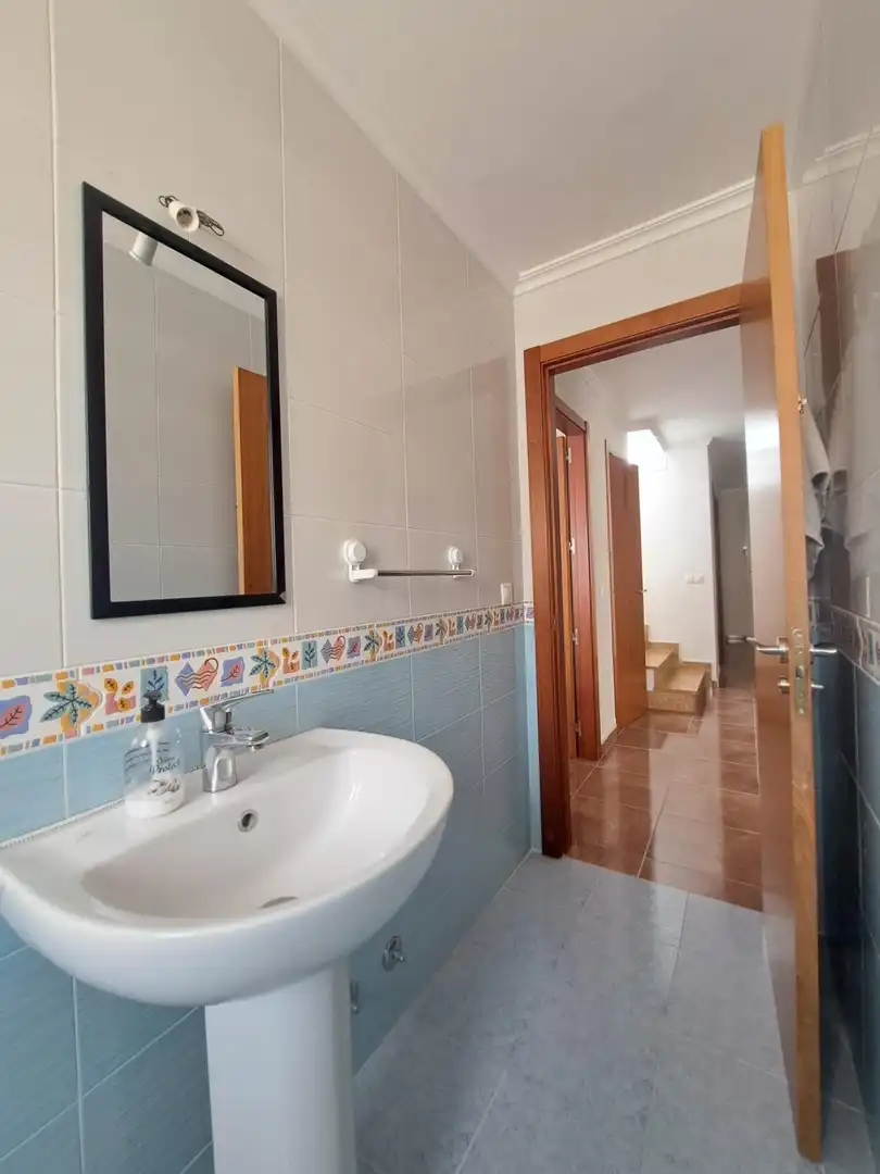 Baño de Casa adosada en venta en Requena con Calefacción, Terraza y Trastero