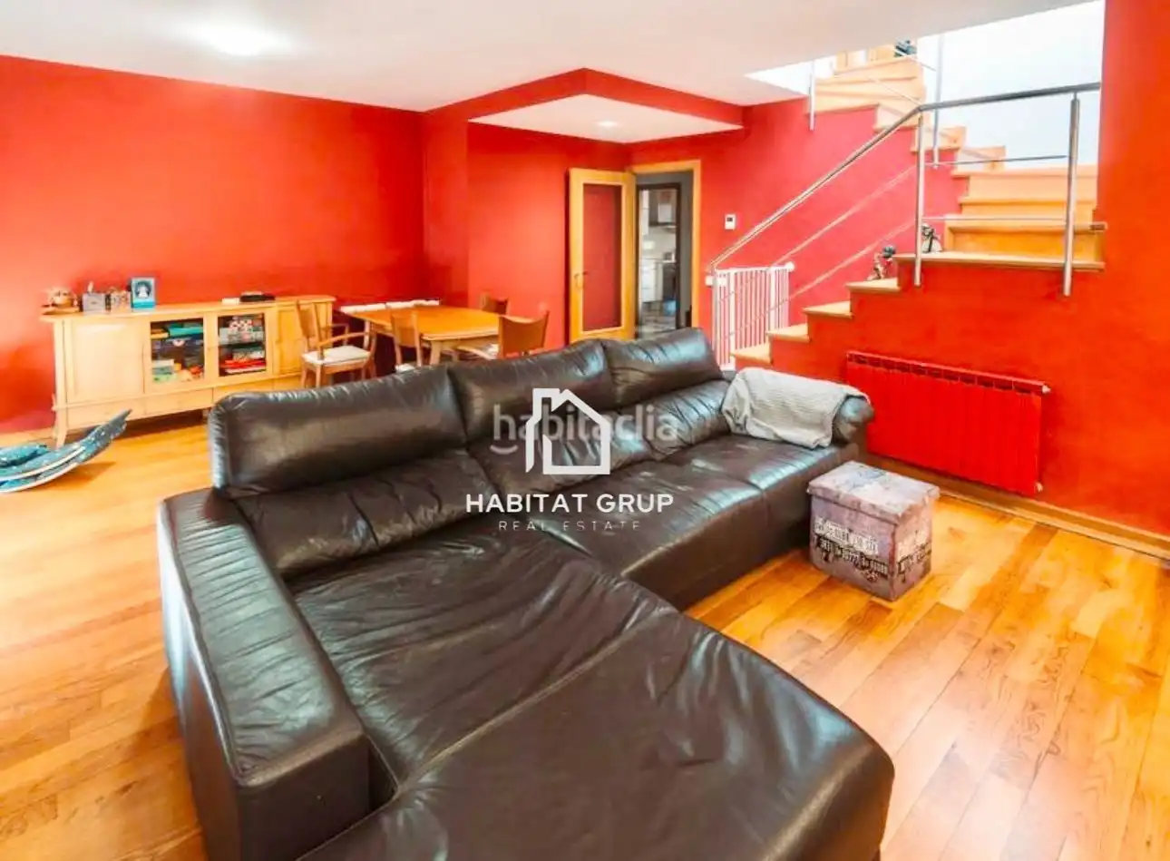 Sala de estar de Dúplex en venta en Girona con Calefacción, Terraza y Trastero