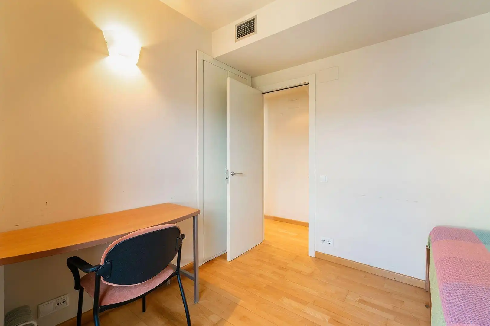 Schlafzimmer von Maisonette zum Verkauf in Barcelona mit Klimaanlage, Heizung und Privatgarten