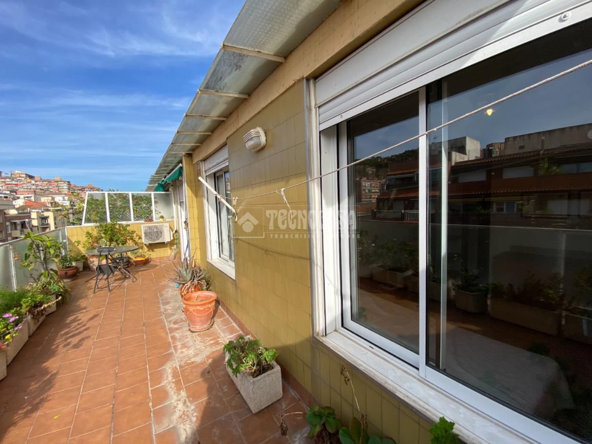 Exterior view of Attic for sale in  Barcelona Capital  with Terrace and Alarm