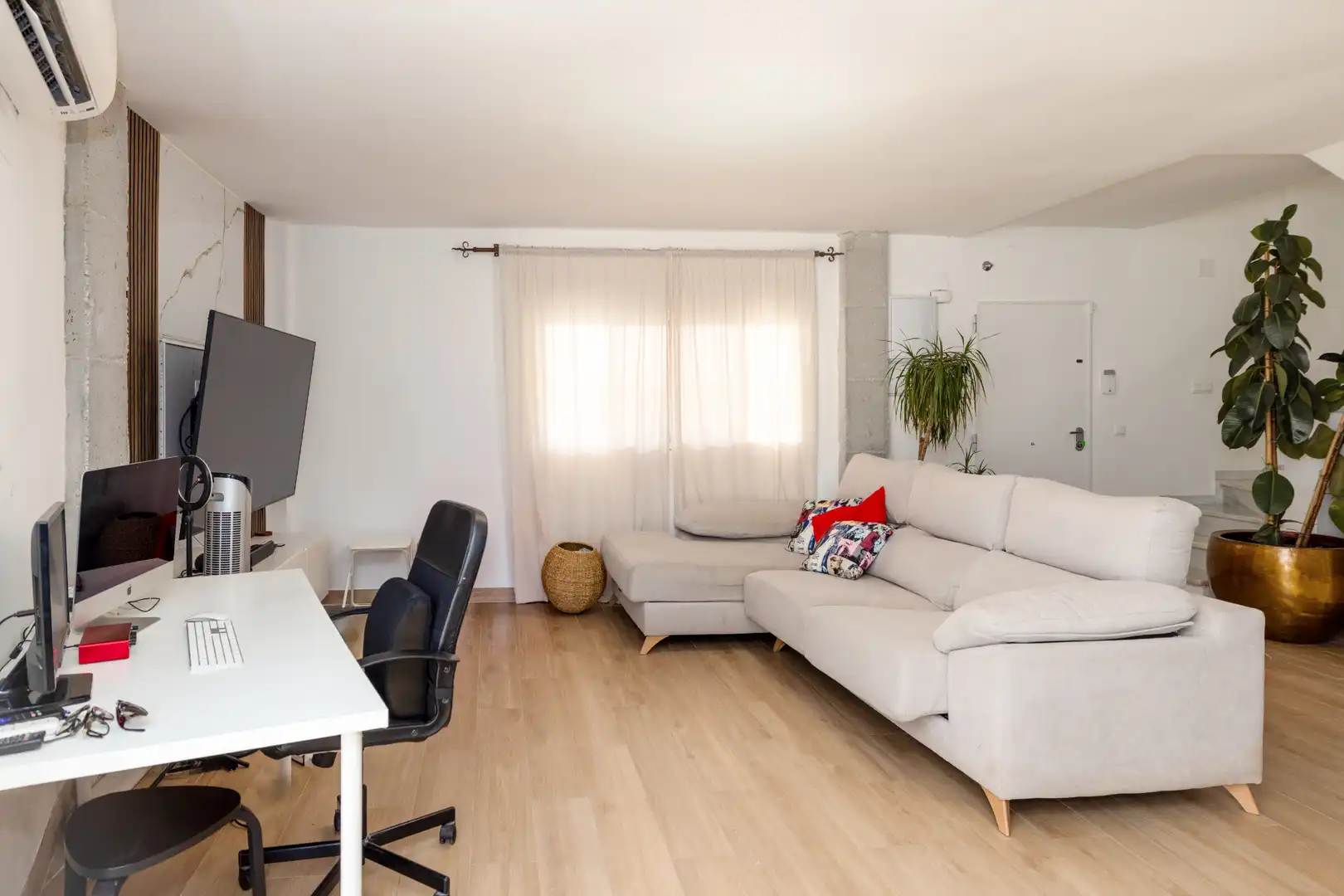 Sala de estar de Casa adosada en venta en Málaga con Aire acondicionado, Calefacción y Jardín privado