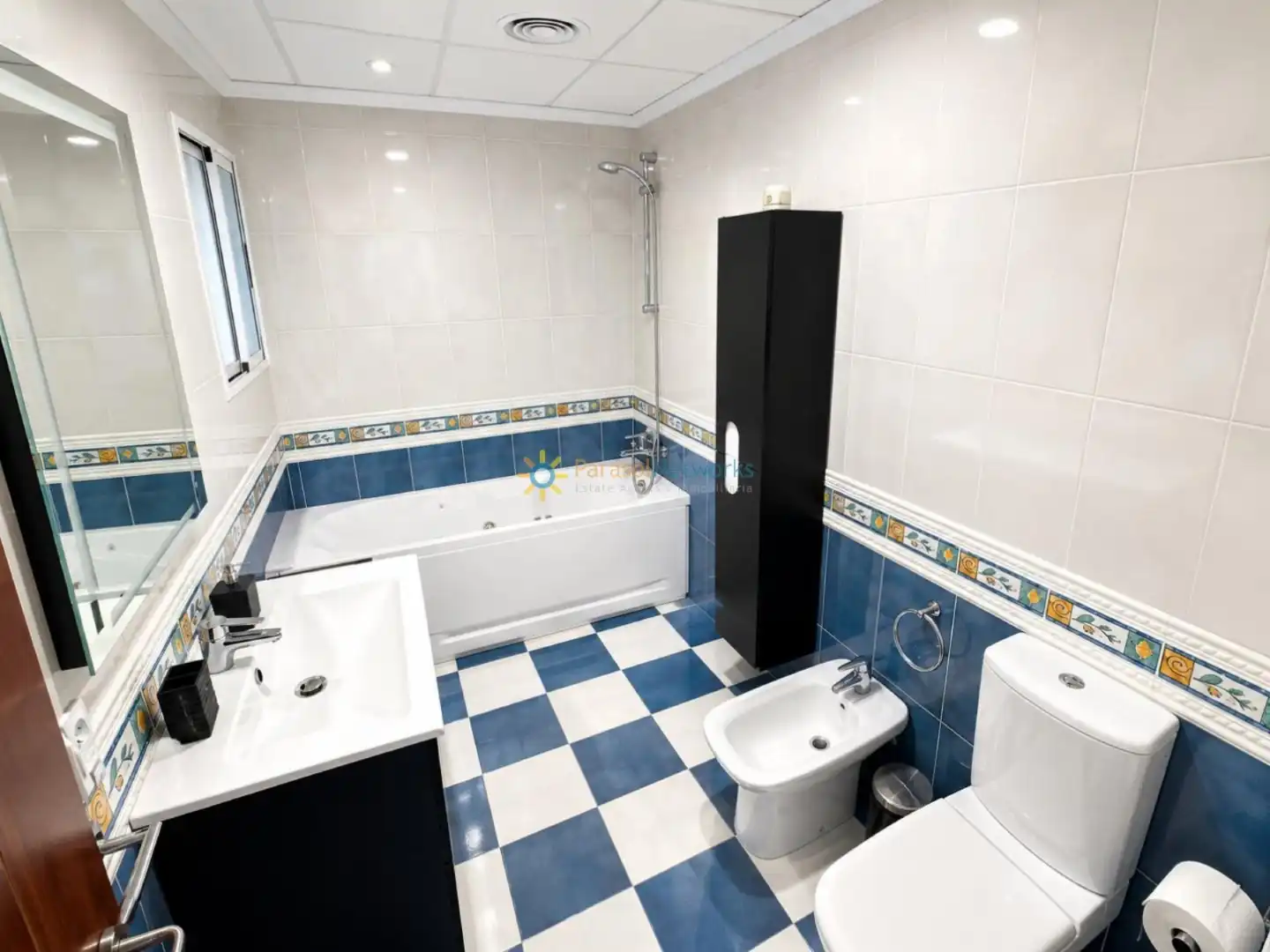 Baño de Piso de alquiler en Xeraco con Amueblado y Balcón