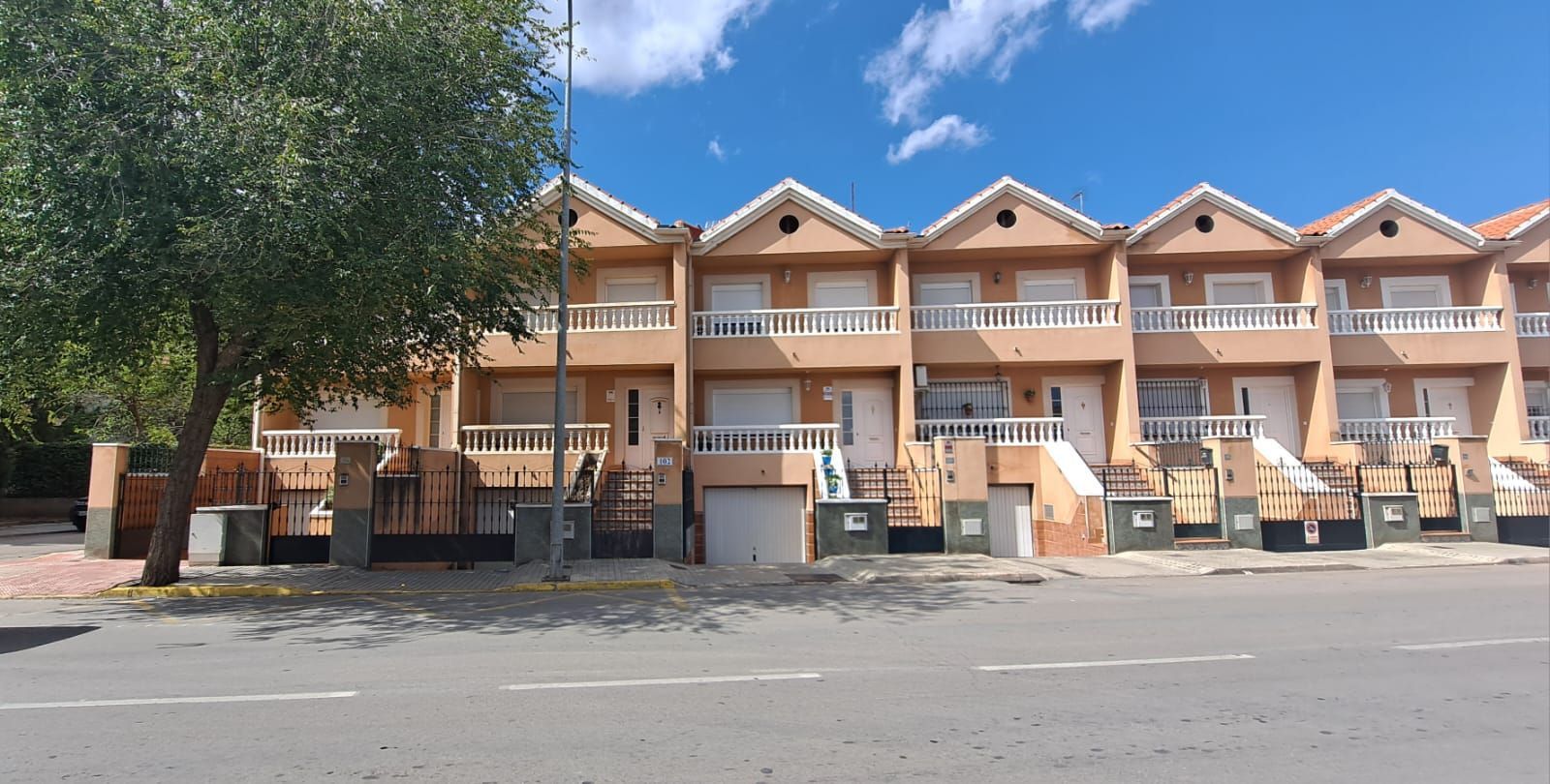 Vista exterior de Casa o xalet en venda en Socuéllamos amb Calefacció, Parquet i Terrassa