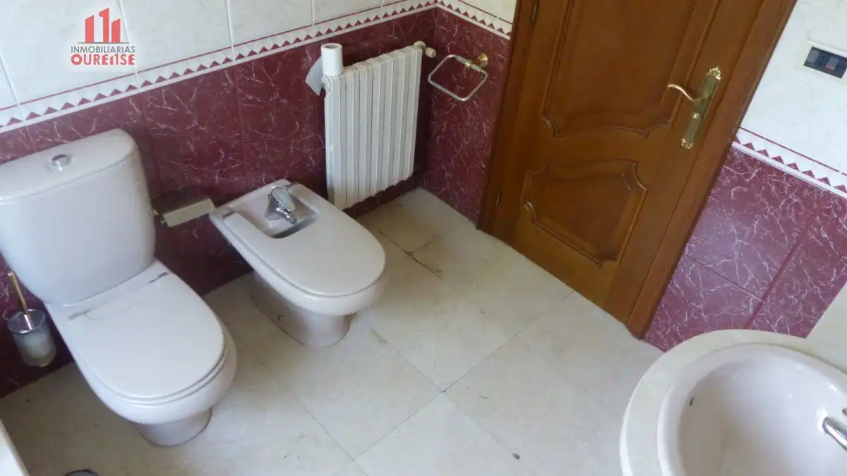 Bathroom of Houses for sale in Ourense Capital   with Heating, Terrace and Storage room