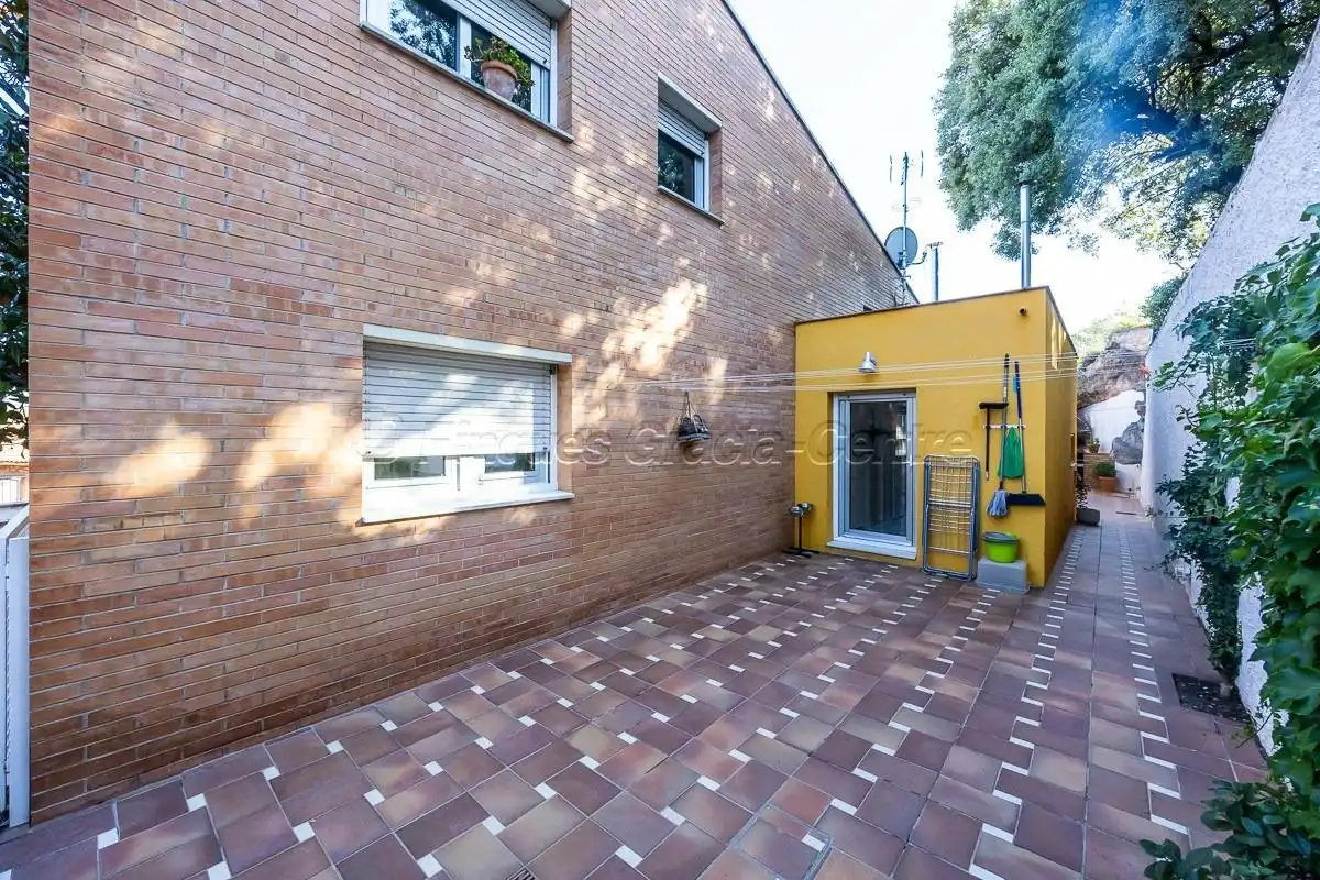 Vista exterior de Casa o xalet en venda en Castellar del Vallès amb Calefacció, Jardí privat i Terrassa