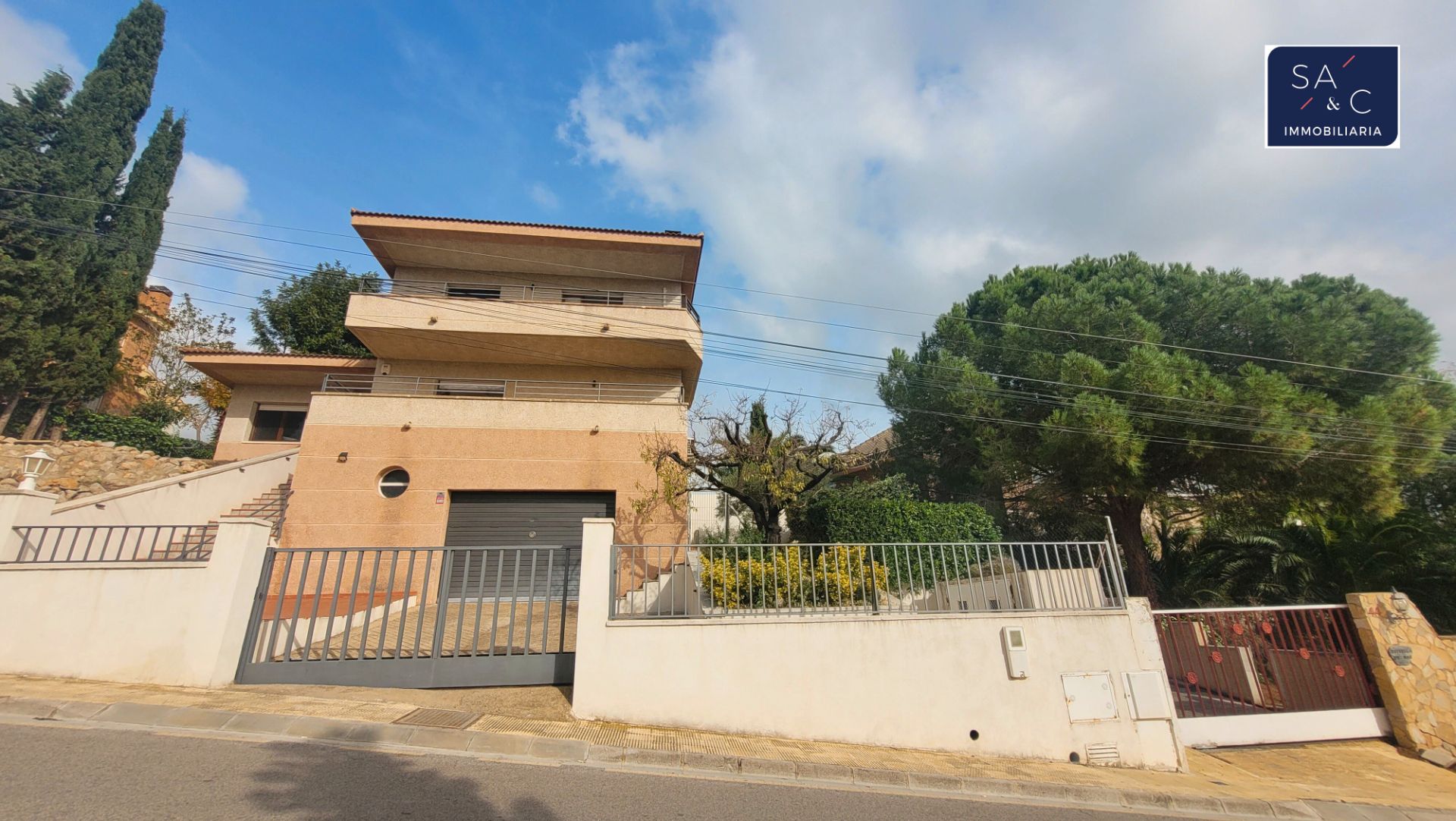 Vista exterior de Casa o xalet en venda en Castellvell del Camp amb Aire condicionat, Calefacció i Jardí privat