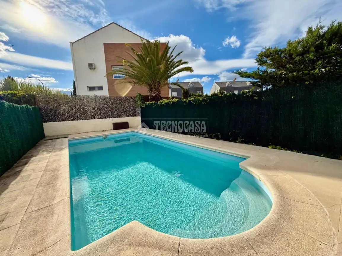 Piscina de Casa adosada en venda en Villanueva de la Cañada amb Aire condicionat, Calefacció i Jardí privat