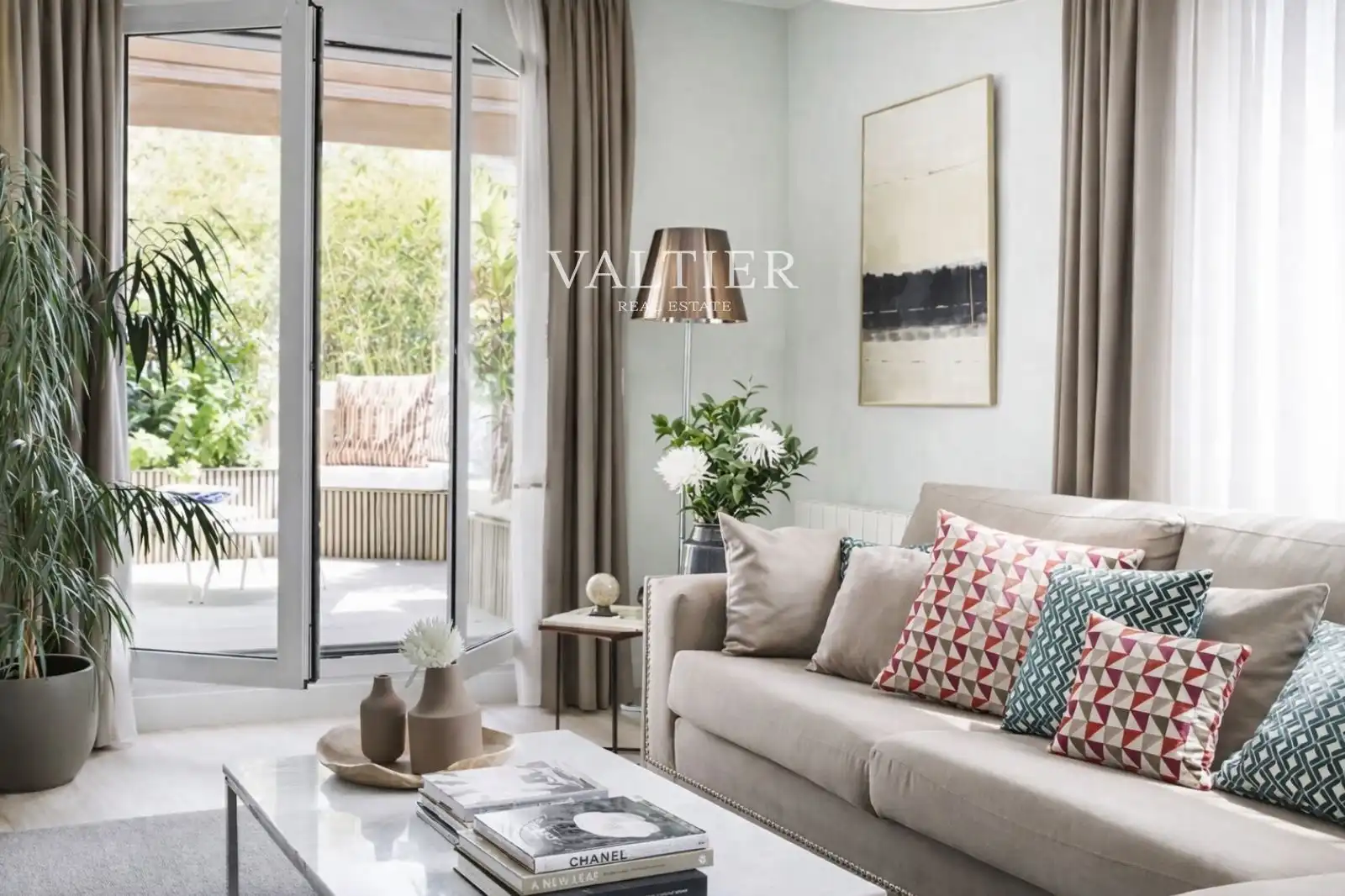 Sala d'estar de Àtic en venda en  Madrid Capital amb Terrassa