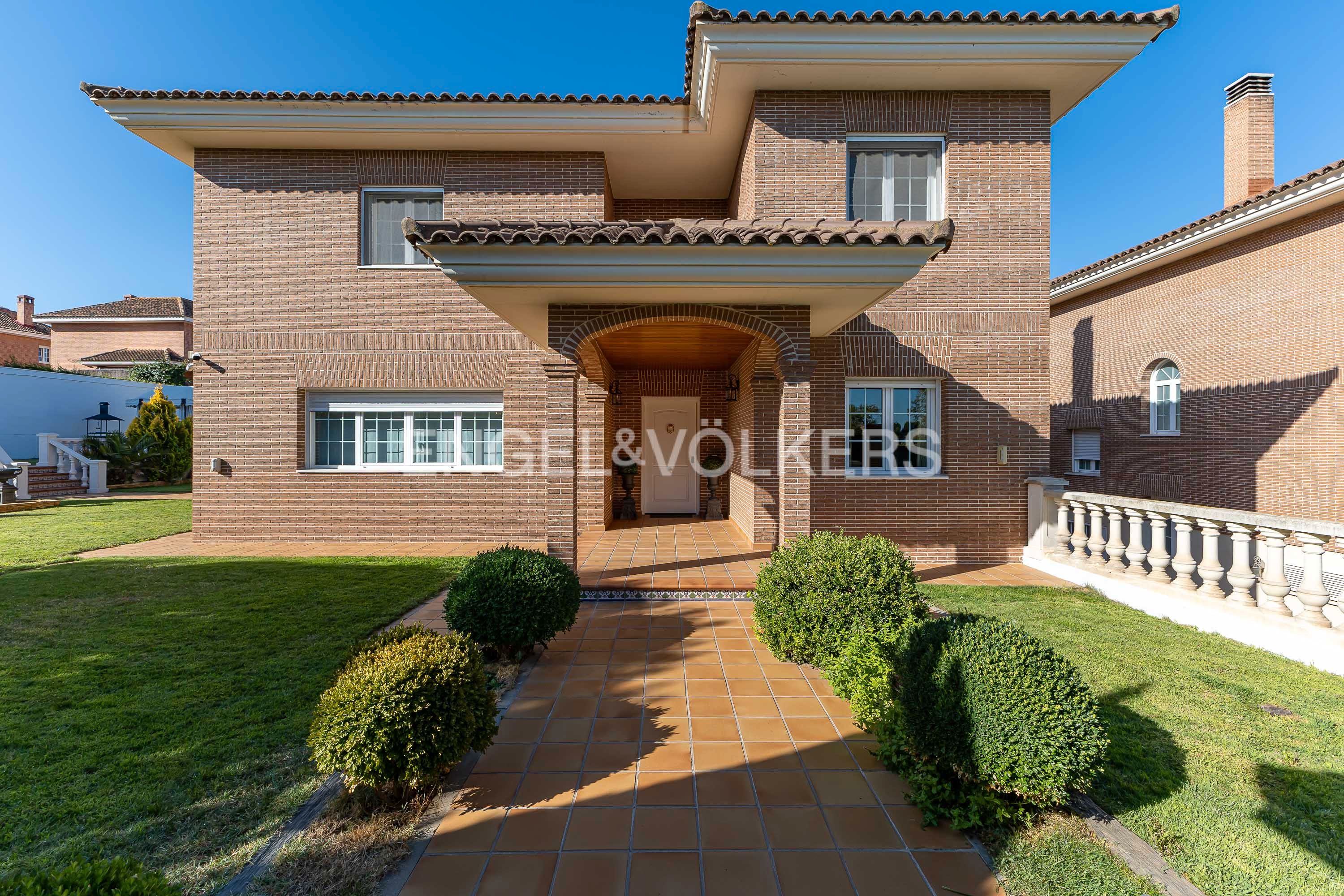 Vista exterior de Casa o xalet en venda en Villalbilla amb Aire condicionat, Calefacció i Jardí privat