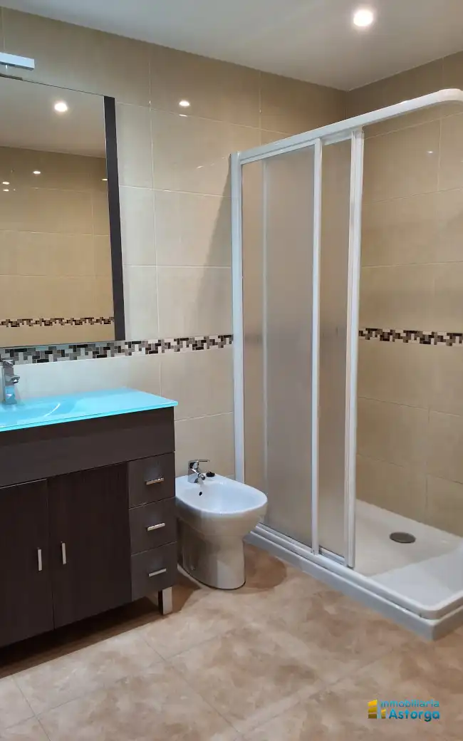 Baño de Piso de alquiler en Astorga con Calefacción, Terraza y Amueblado