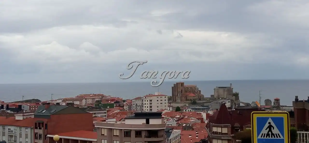 Außenansicht von Einfamilien-Reihenhaus zum Verkauf in Castro-Urdiales mit Heizung, Parkett und Terrasse