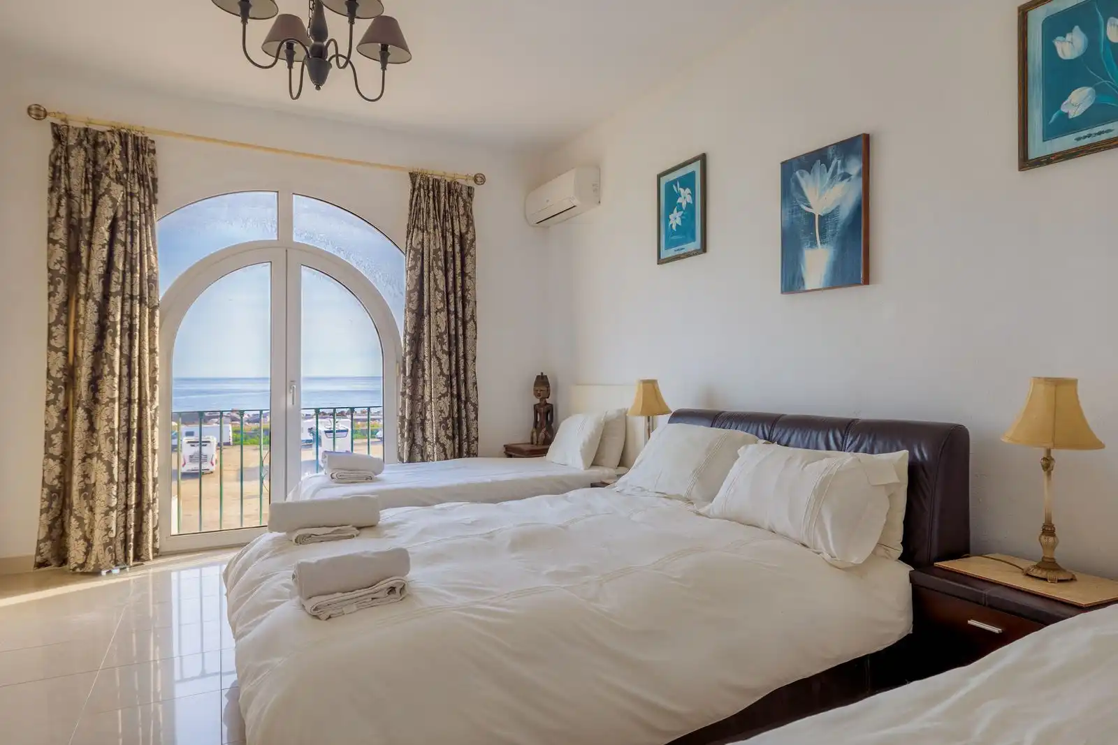 Habitación de Casa o chalet en venta en Estepona con Aire acondicionado, Terraza y Piscina comunitaria