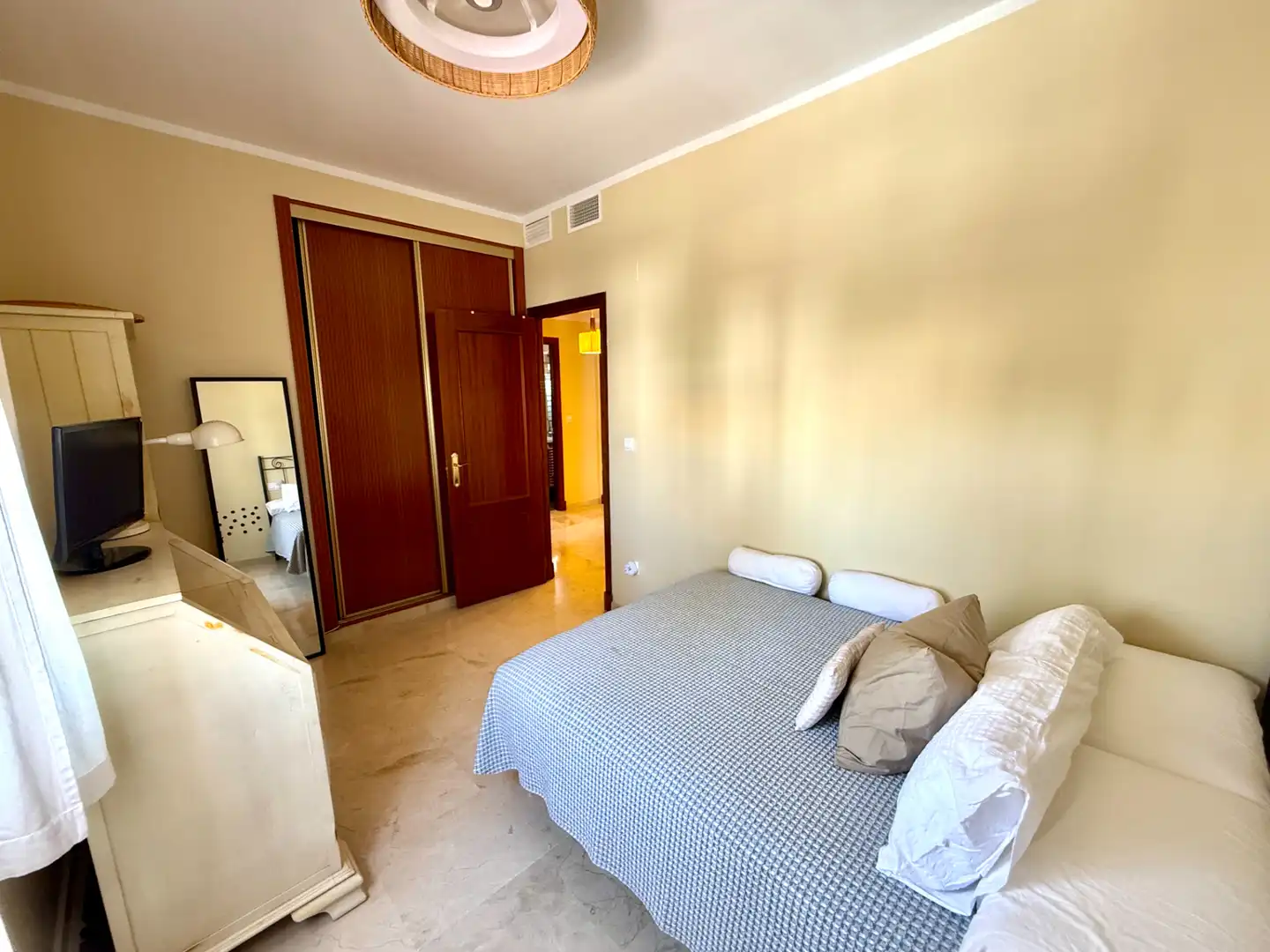 Dormitori de Casa adosada en venda en Espartinas amb Jardí privat, Terrassa i Piscina