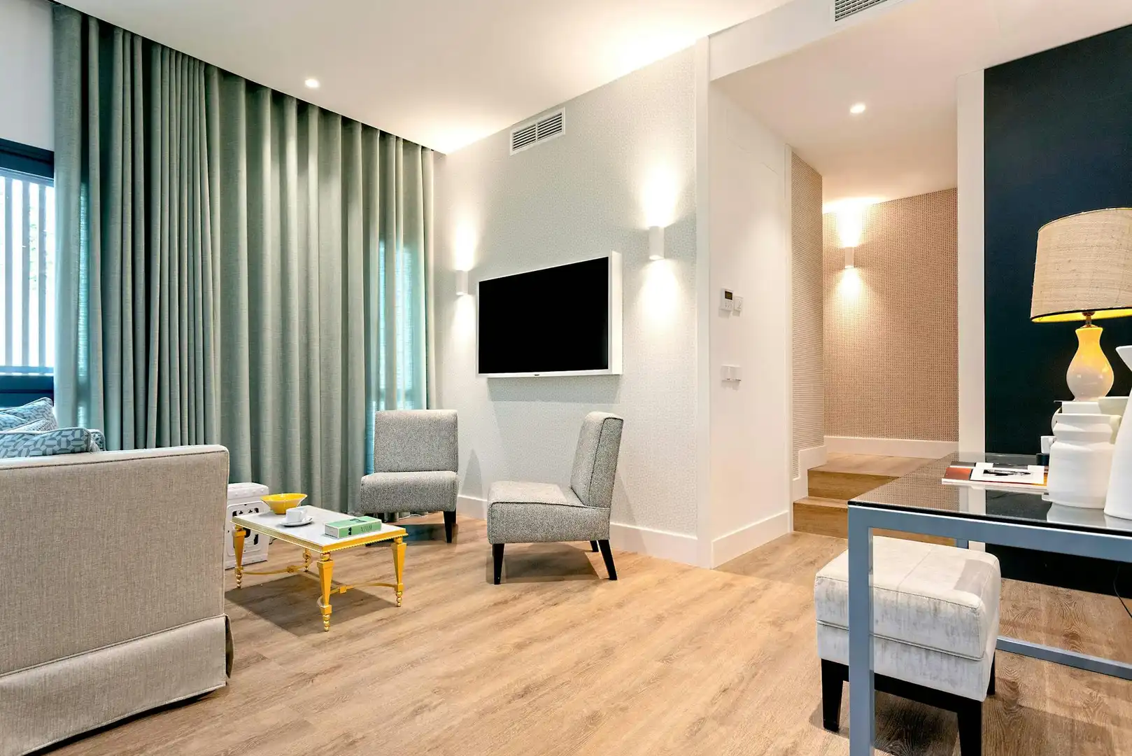 Living room of Flat for rent in Sevilla  with Air Conditioner, Heating and Washing machine