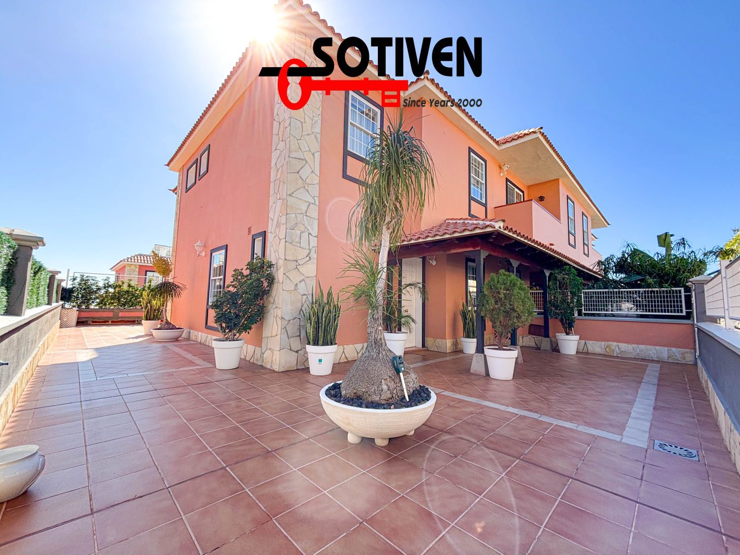 Vista exterior de Casa o xalet en venda en Adeje amb Terrassa, Traster i Piscina