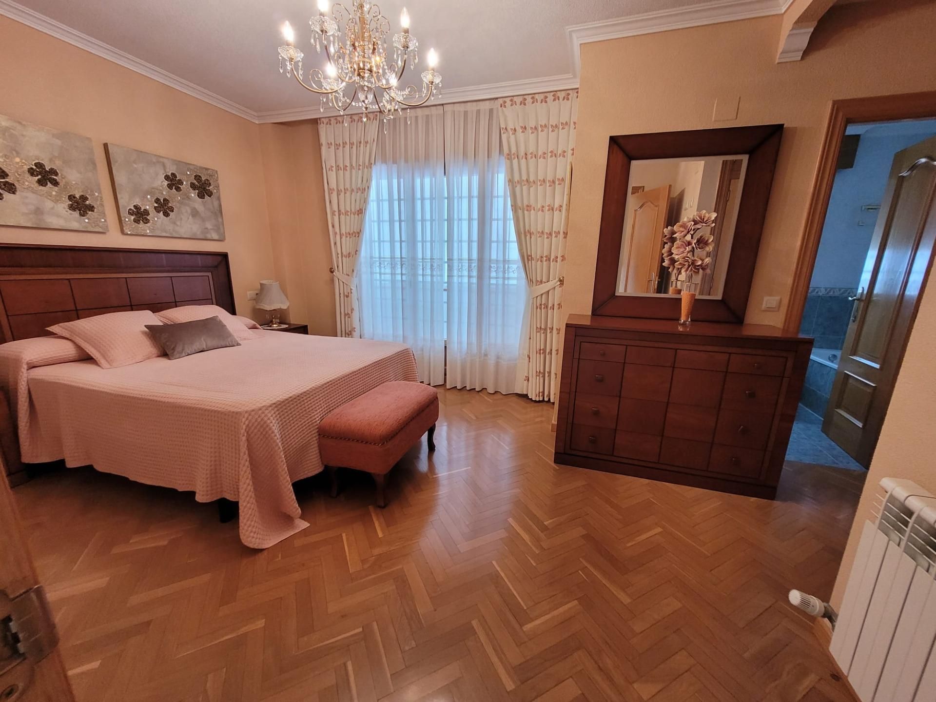 Casa adosada en venta en Calle de Emilio Salcedo, Vistahermosa