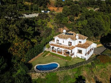 Villa con piscina in vendita a Urbanizacion Montemayor Alto 1