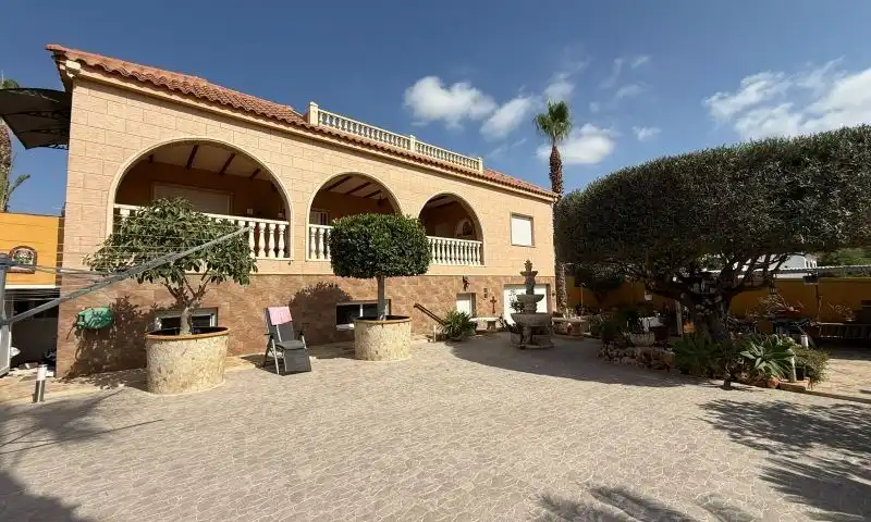 Villa zum Verkauf in Calle  Almendro
