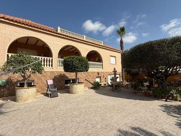 Villa à vendre à Calle  Almendro
