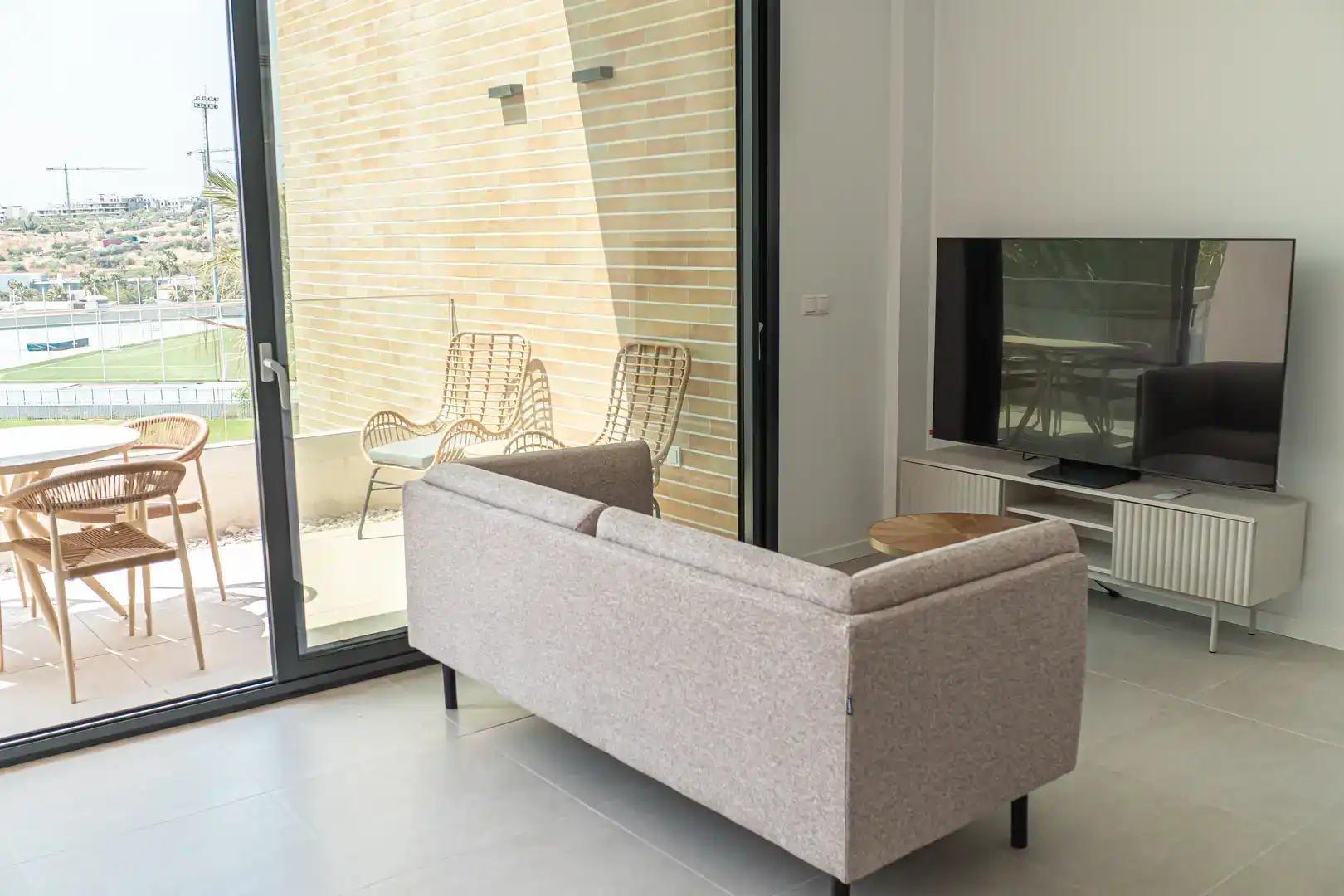 Living room of Flat for sale in Estepona  with Air Conditioner, Terrace and Swimming Pool