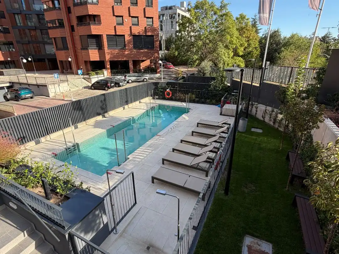 Schwimmbecken von Wohnung zur Miete in Ciudad Lineal
