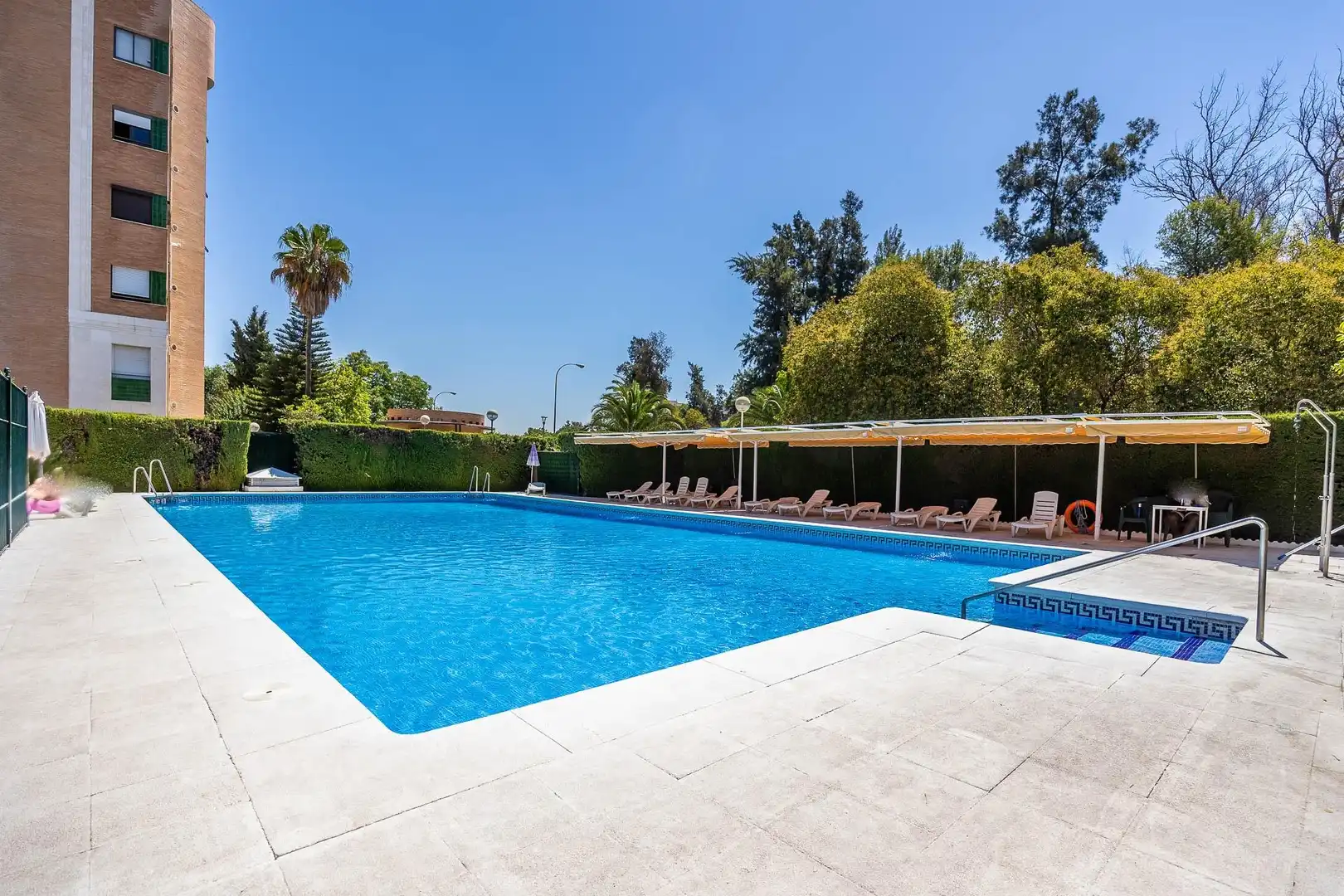 Swimming pool of Flat for sale in Sevilla  with Air Conditioner, Heating and Community pool