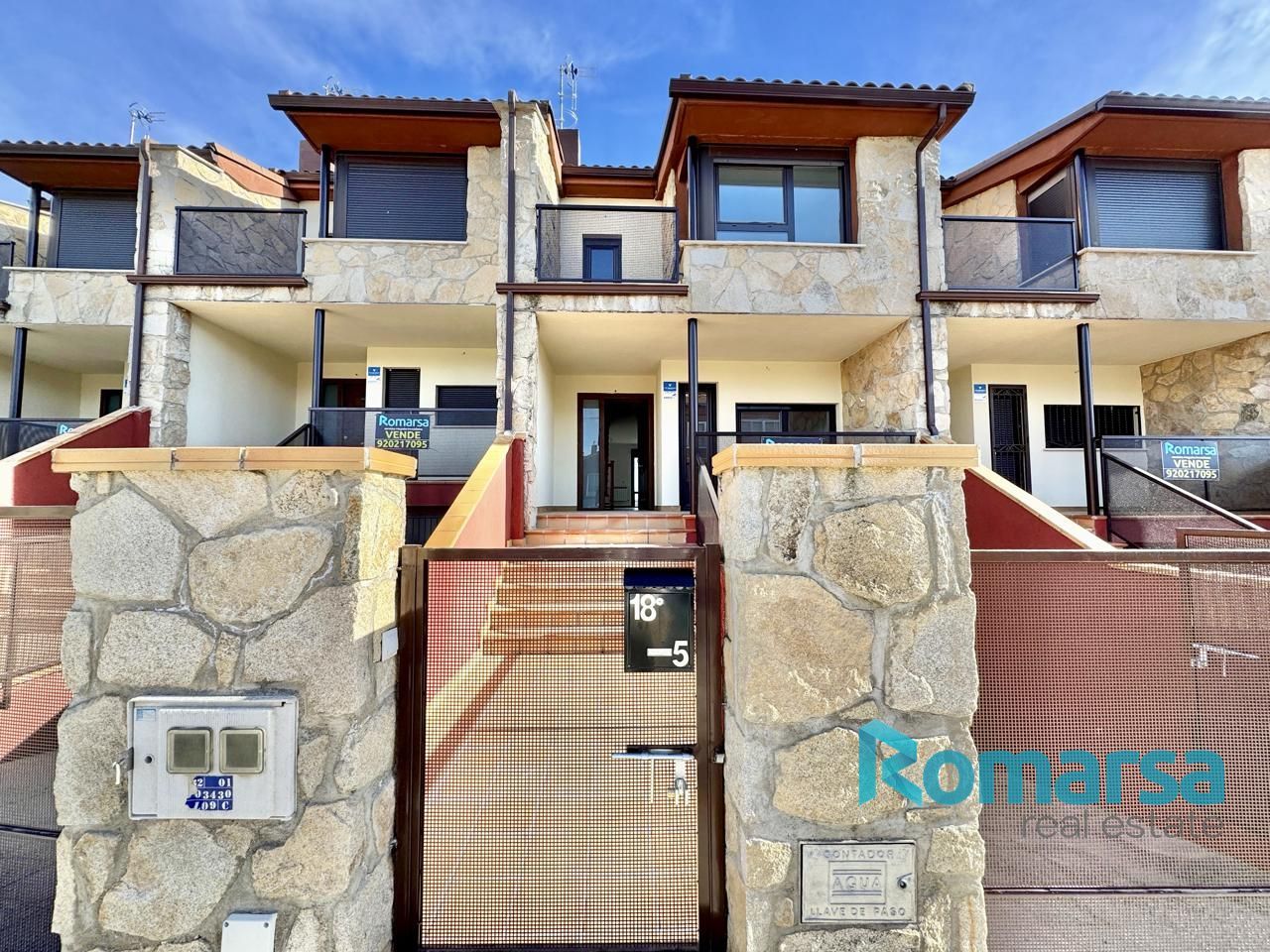 Vista exterior de Casa adosada en venda en El Barraco  amb Calefacció, Jardí privat i Terrassa