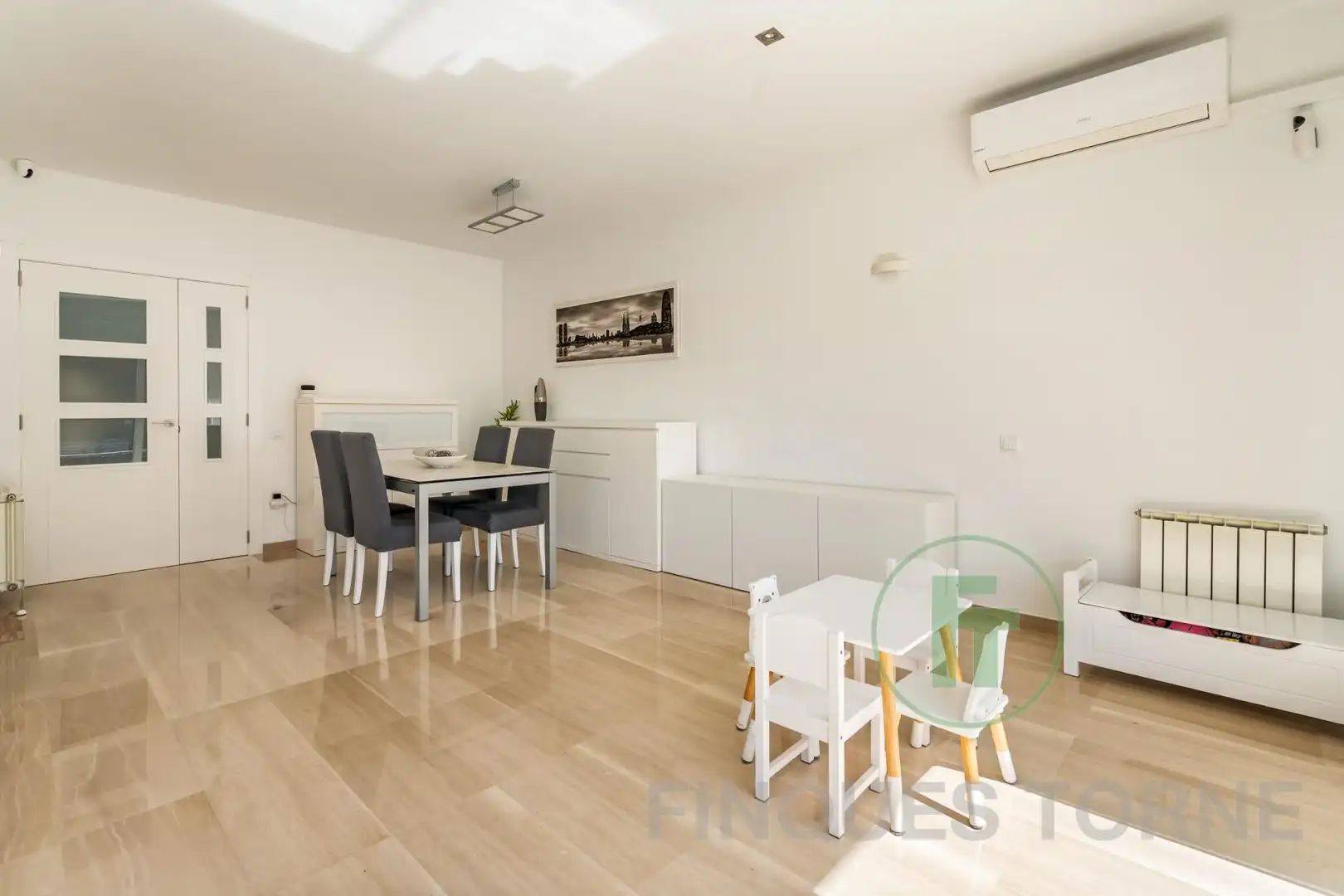 Menjador de Casa o xalet en venda en Montcada i Reixac amb Aire condicionat, Jardí privat i Parquet