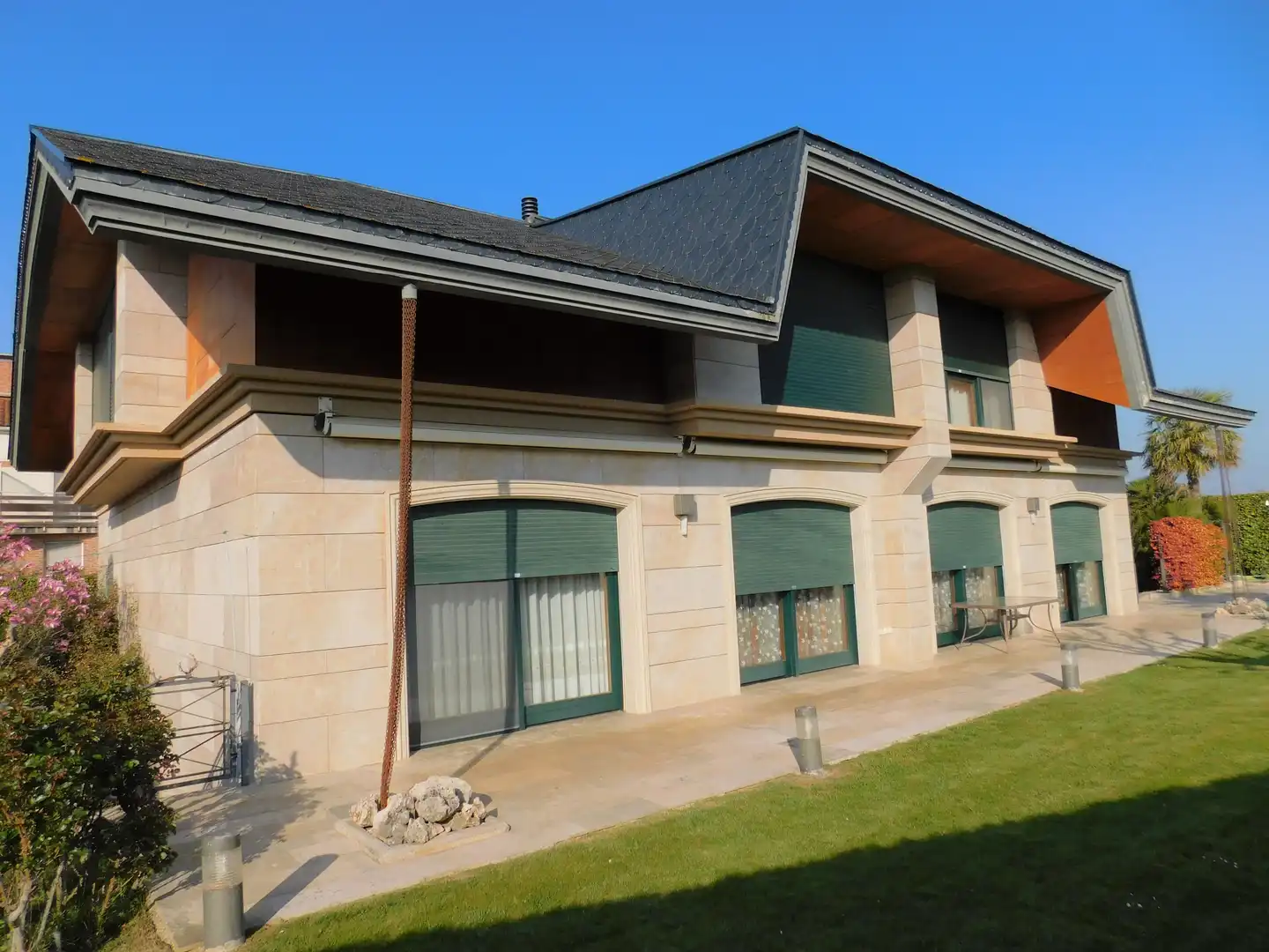 Vista exterior de Casa o chalet en venta en Zizur Mayor / Zizur Nagusia con Calefacción, Jardín privado y Terraza
