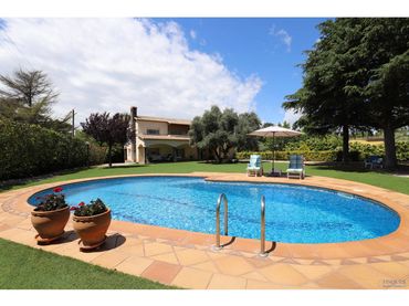 Villa con piscina in vendita a Calle Carrer dels Esports 294