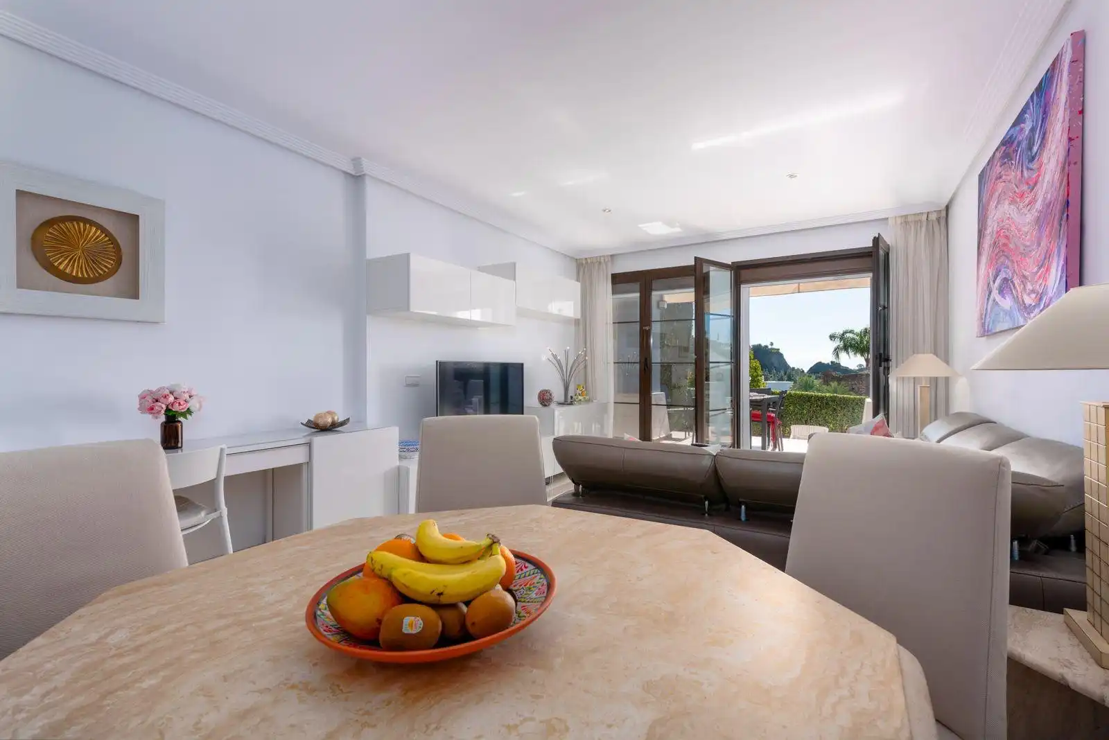 Sala de estar de Planta baja en venta en Benahavís con Aire acondicionado, Terraza y Piscina