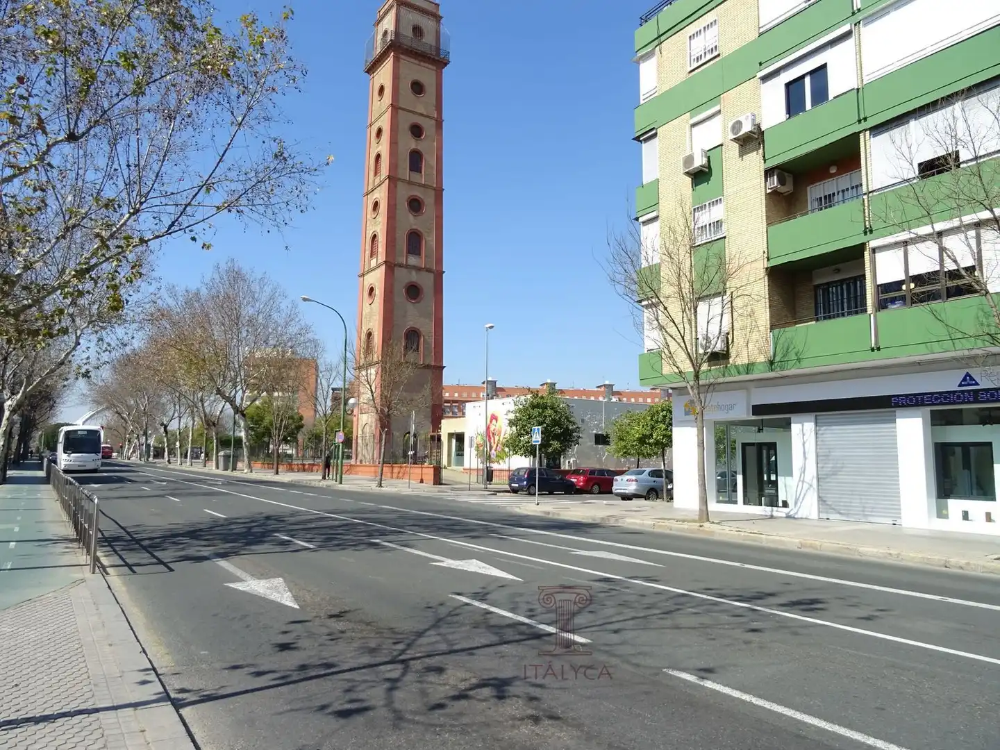 Vista exterior de Local en venda en Sevilla amb Aire condicionat